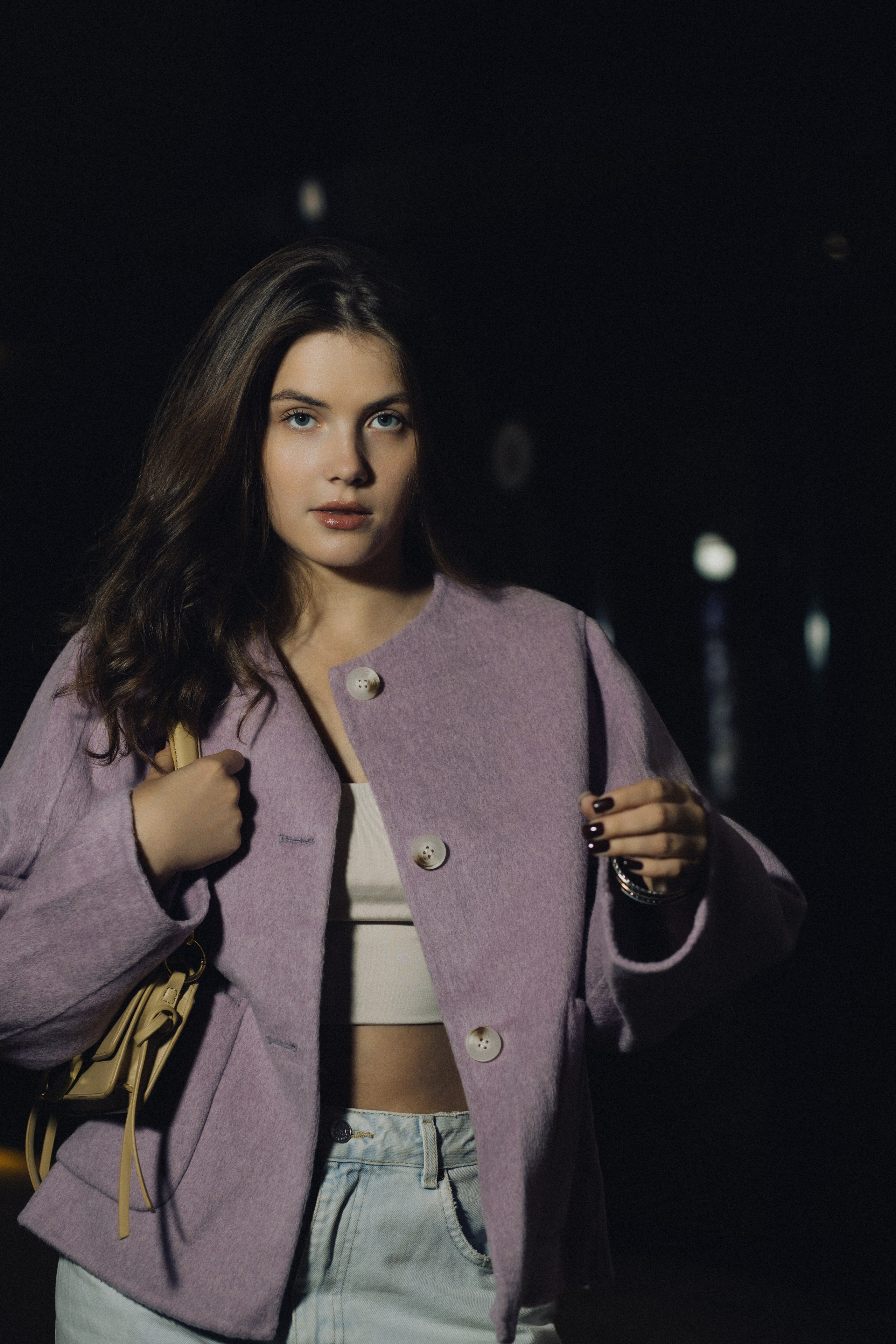 Девушка позирует в вечернее время в сиреневой одежде, лайфстайл съемка. Фотограф в Пензе Александра Овечкина