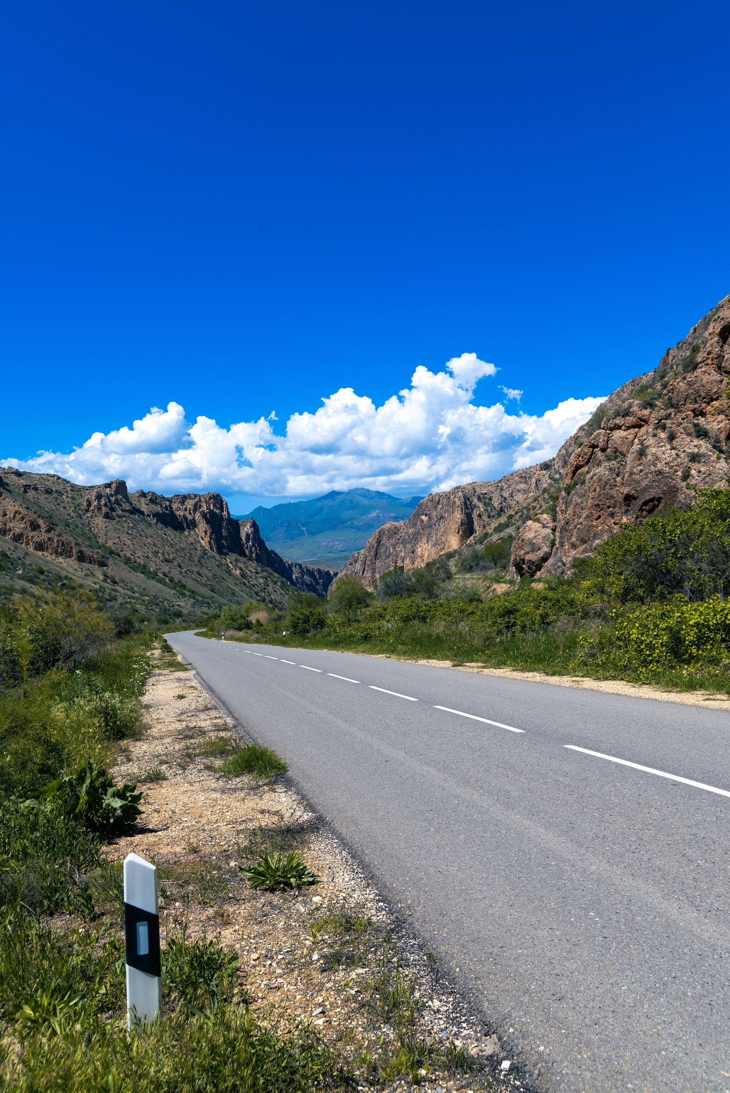 дорога к монастырю Нараванк в Армении