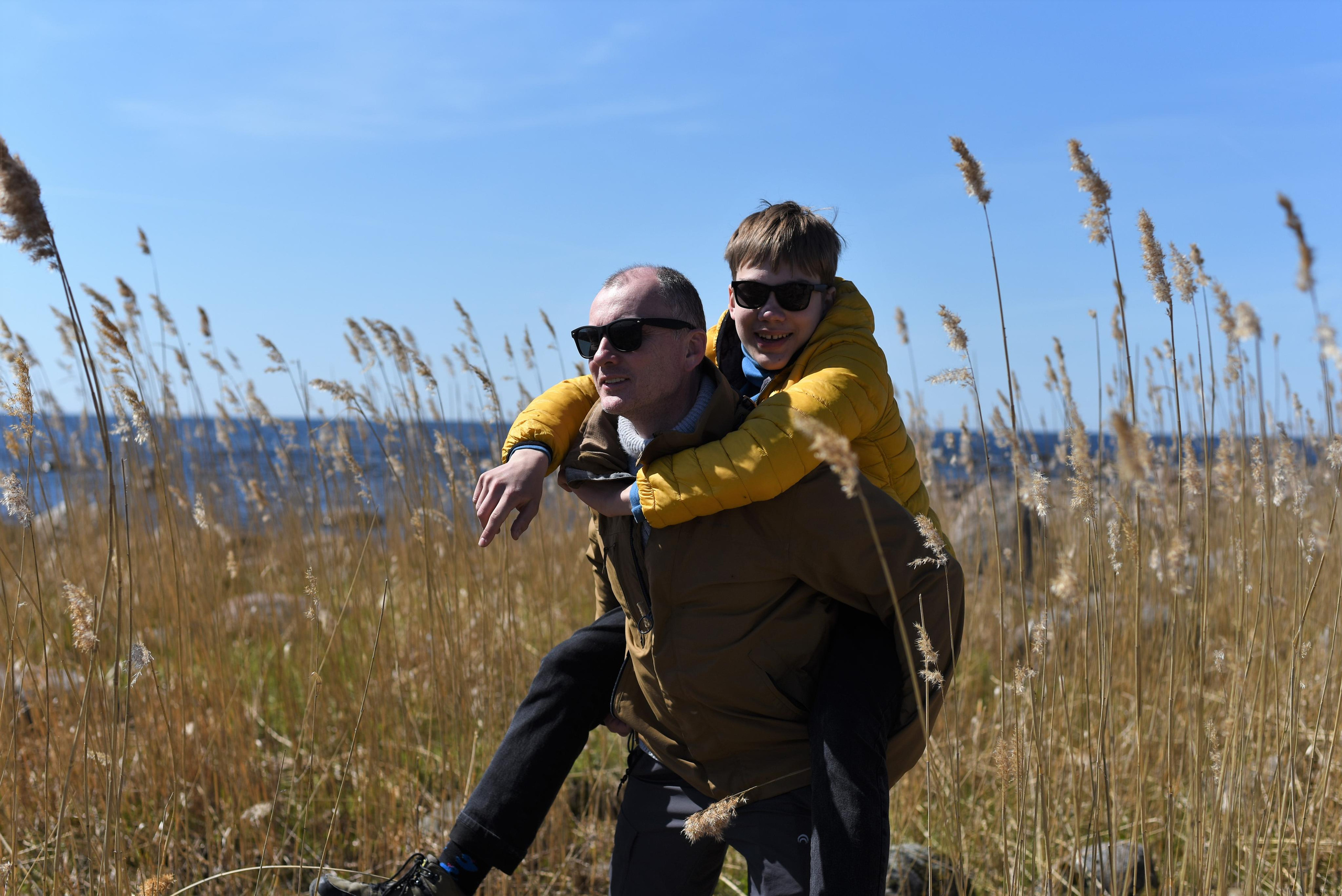 Семейная съемка на природе. Папа и сын. Женский и семейный фотограф Людмила Богачкина