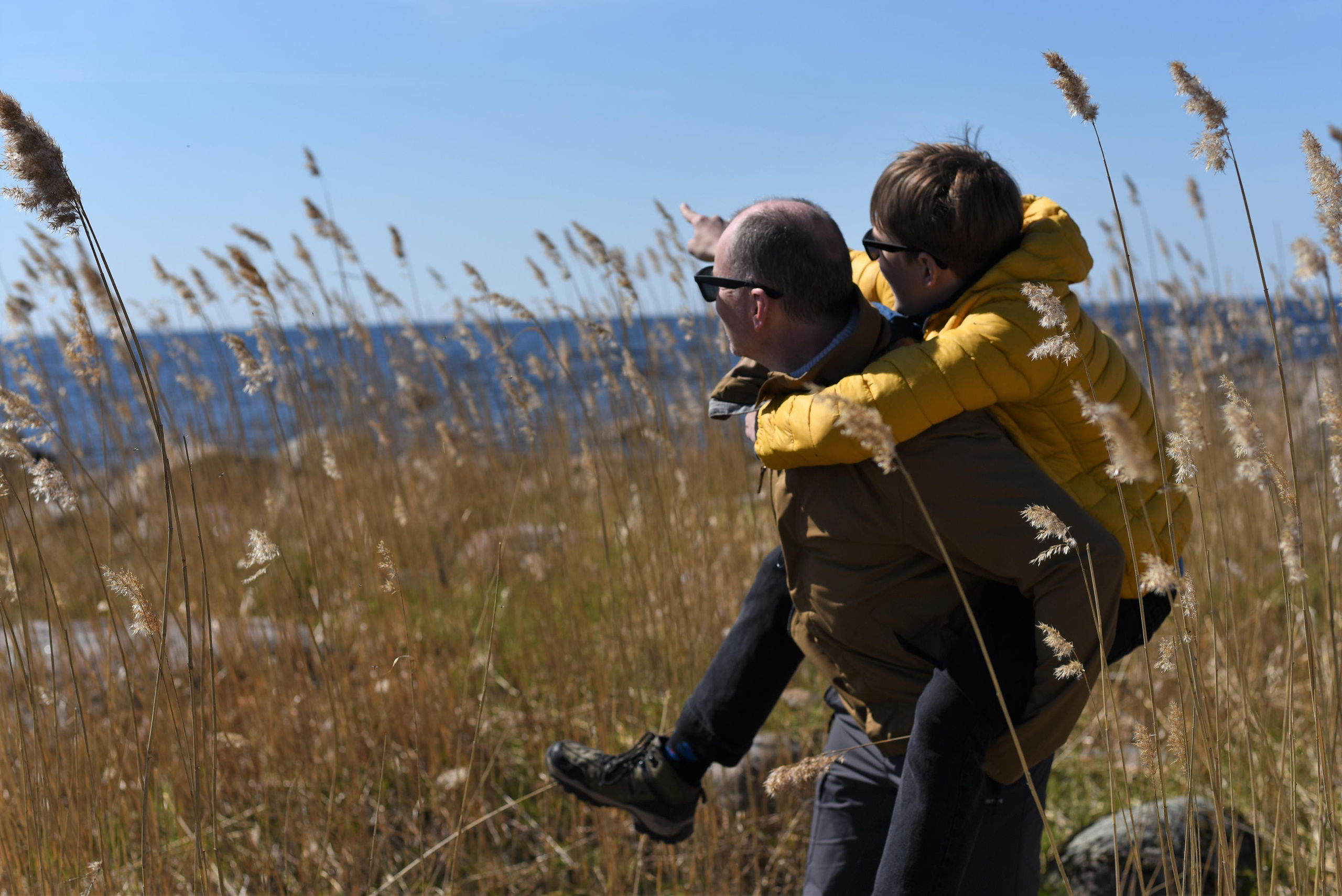 Семейная съемка на природе. Папа и сын. Женский и семейный фотограф Людмила Богачкина