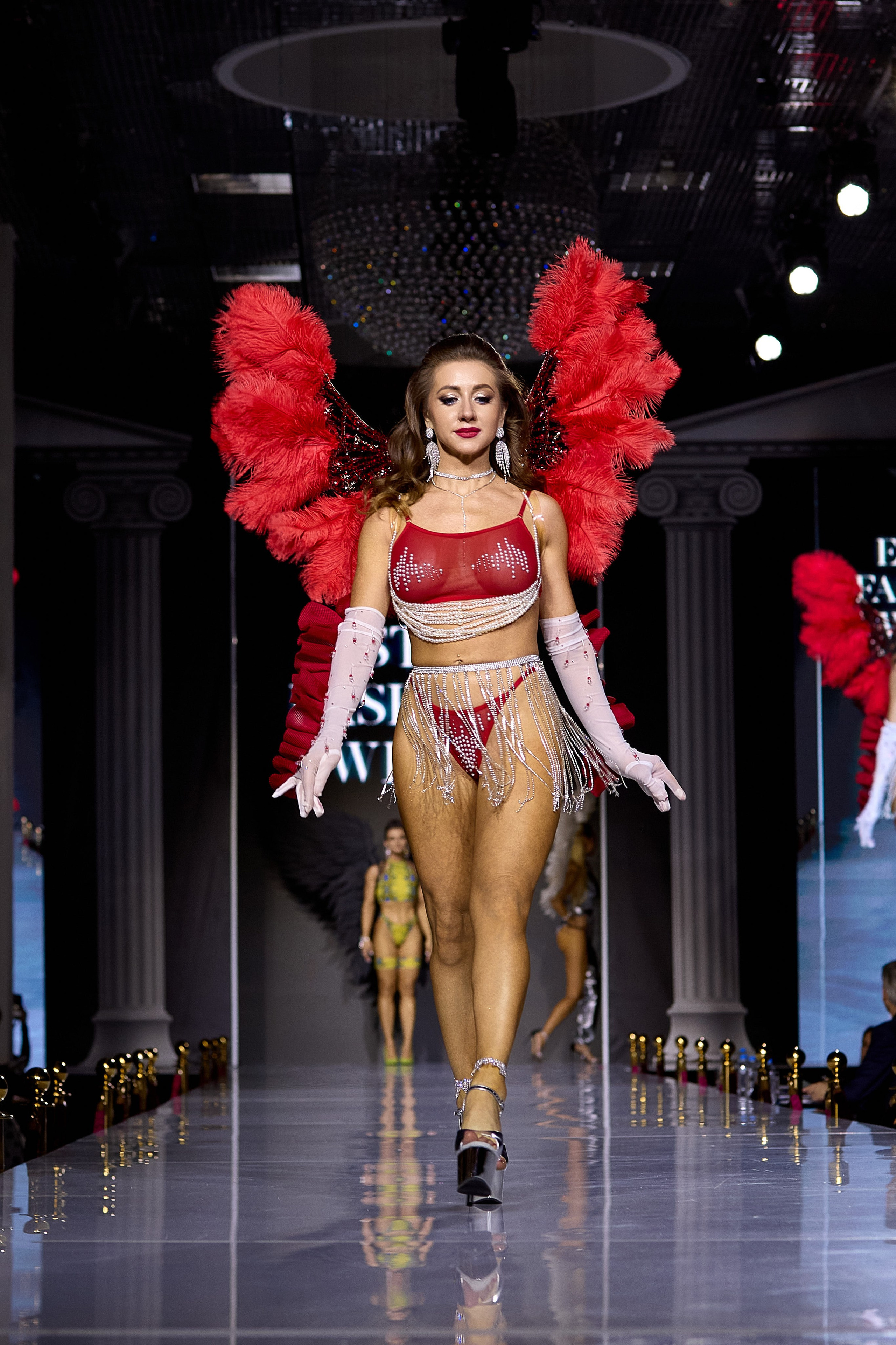 Показ в стиле Victoria's Secret | Ювелирная неделя моды «Эстет»