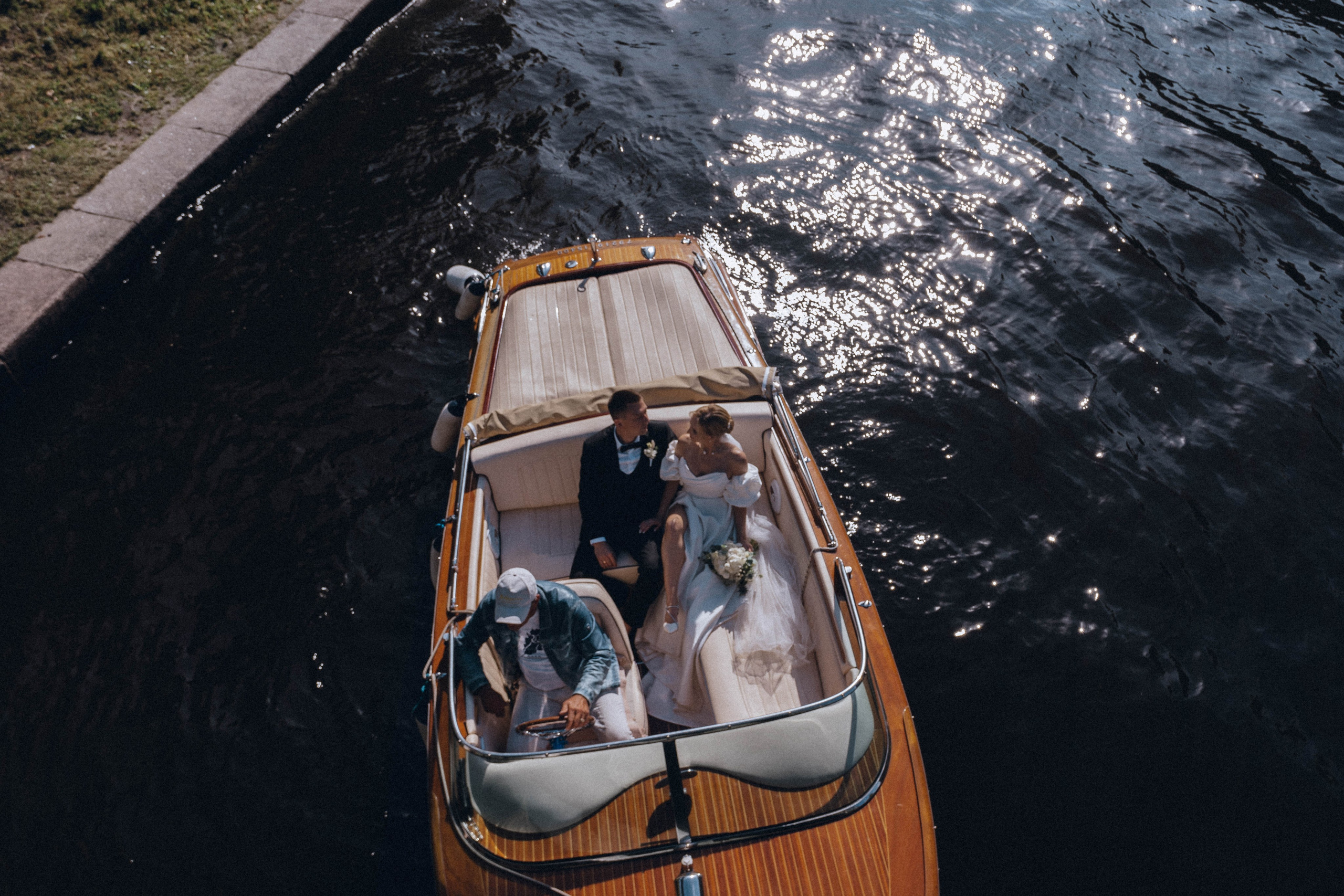 СВАДЕНБНАЯ СЬЕМКА НА КАТЕРЕ ПО КАНАЛАМ САНКТ-ПЕТЕРБУРГА И В АКВАТОРИИ НЕВЫ. Профессиональный фотограф, Санкт-Петербург — Виктория Богомолова