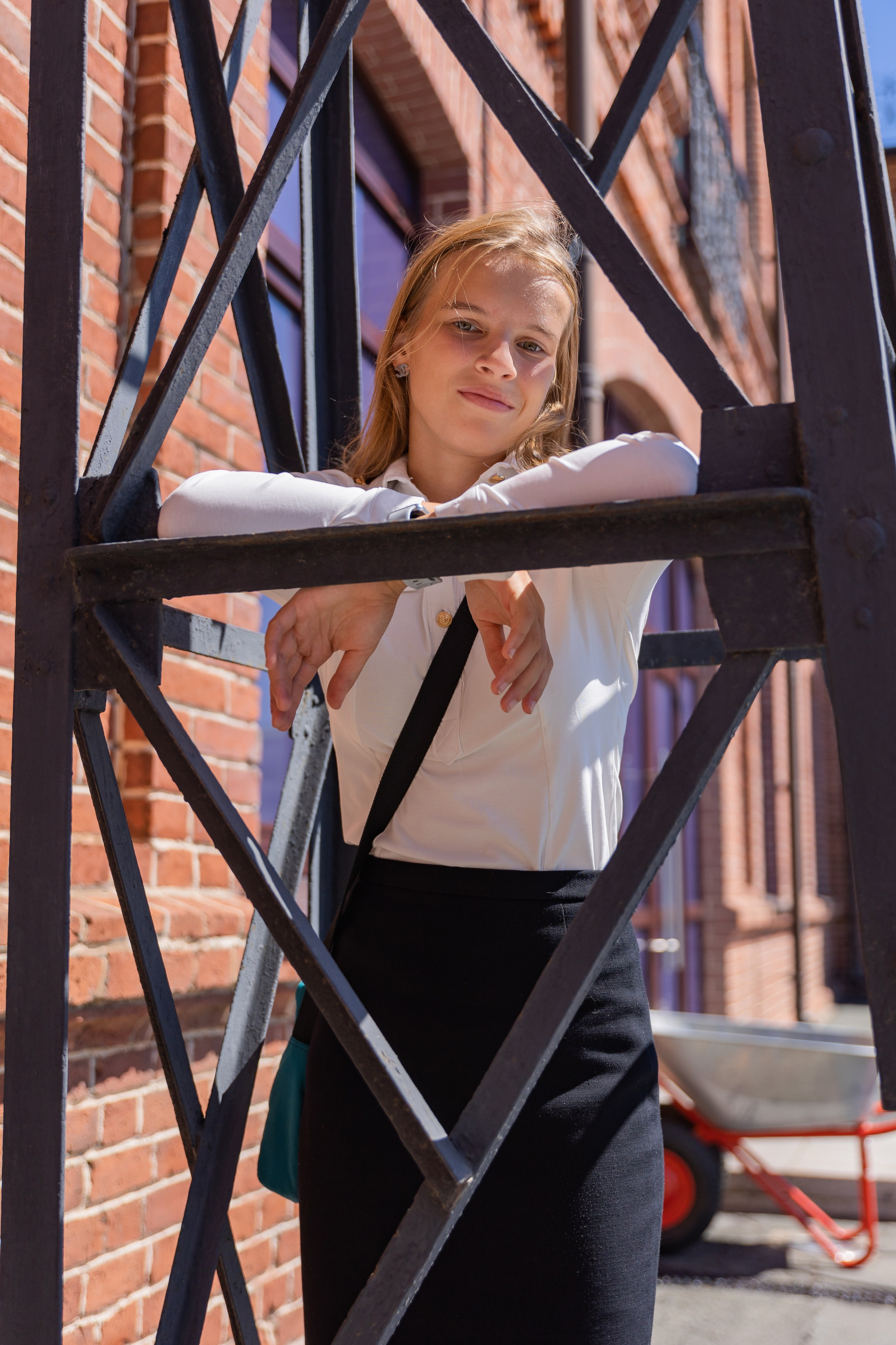 Идеи для фотосессии на Выпускной школьный альбом. Портрет девушки, поза, ракурс, пример тематической фотосессии. Современные выпускные альбомы,  корабельная набережная