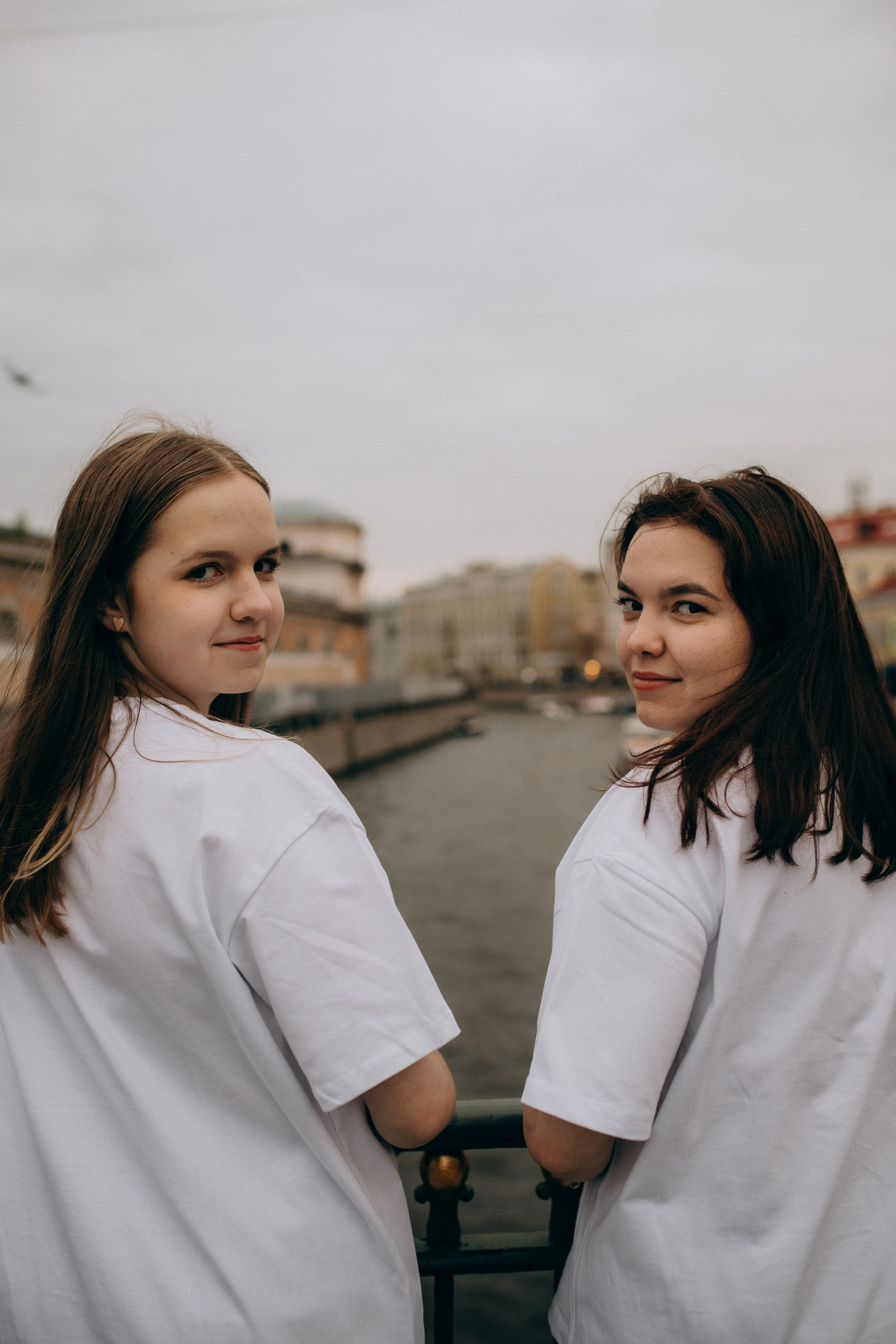 Фотосессия для сестёр: прогулка по Питеру. Фотограф Санкт-Петербург Князева Елизавета