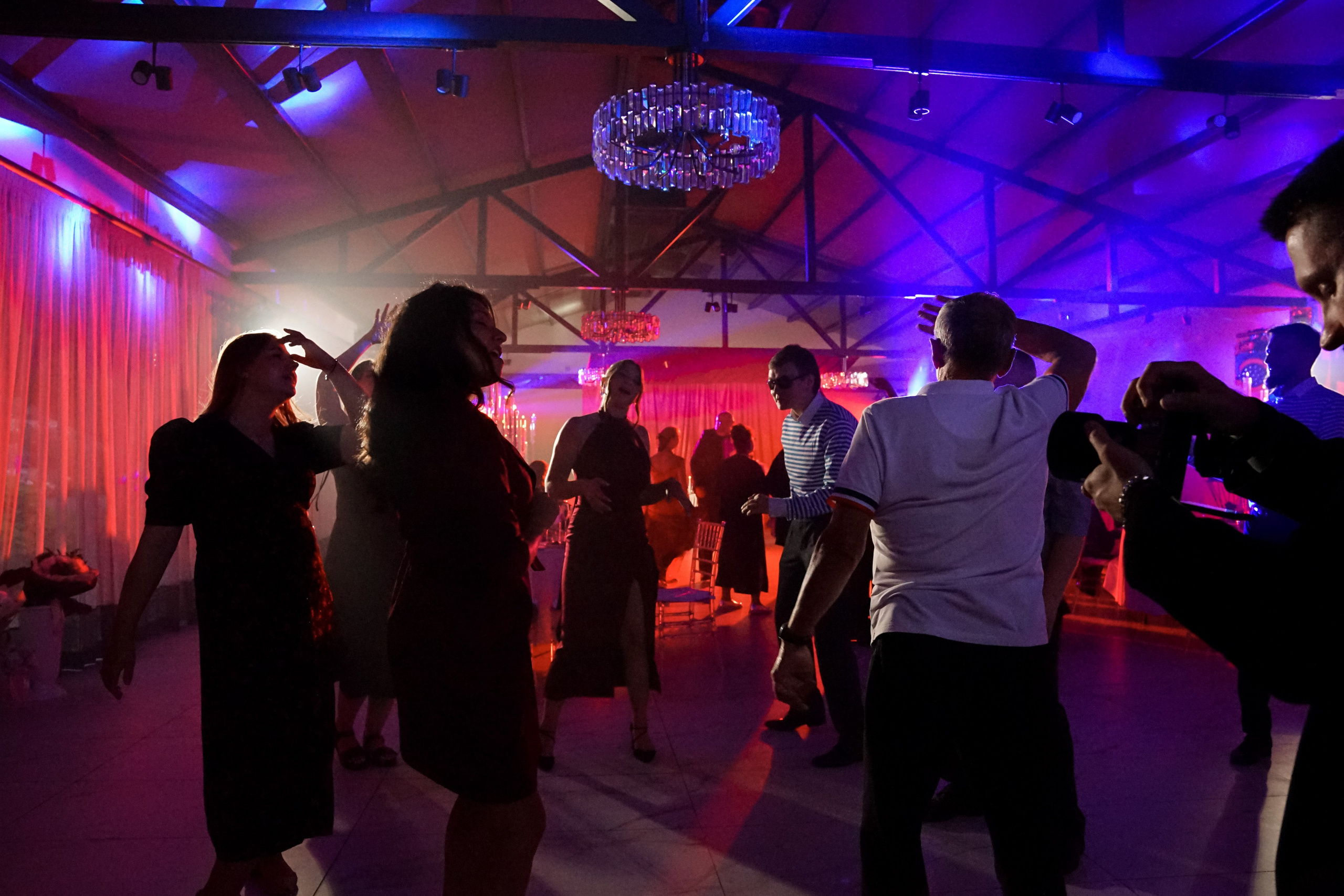 Кристина и Андрей: лавстори в гостинице и динамичный банкет. Фотограф в Иркутске