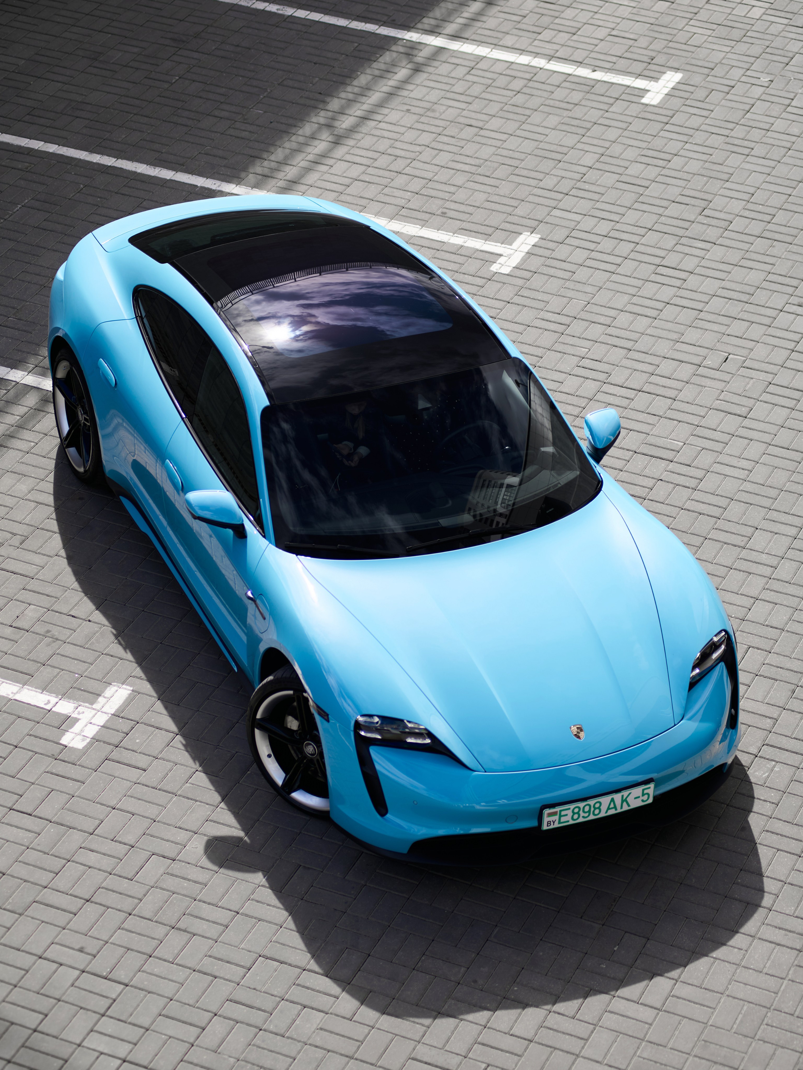 Голубой Porsche Taycan 4S сверху в ракурсе три четверти