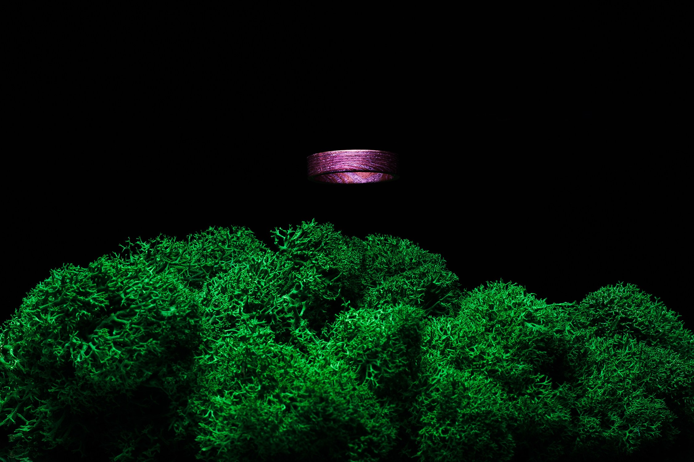 Ювелирный фотограф в Санкт-Петербурге. Рекламный фотограф ювелирных украшений и бижутерии. Имиджевая фотосъёмка для брендов украшений и галлерей. Постановочные фото украшений. Фото украшений для продажи.