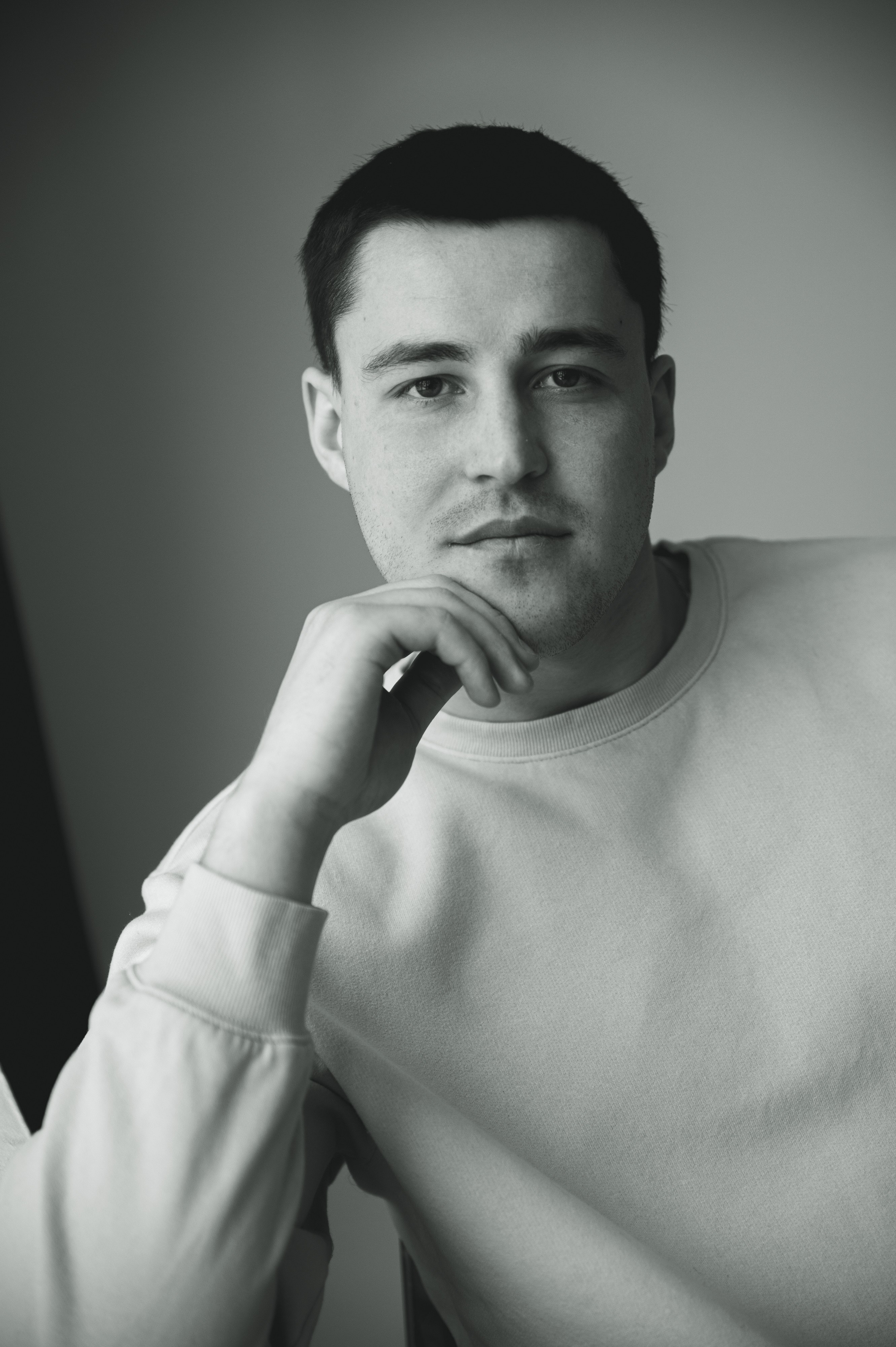 Предсвадебная лавстори в студии в Москве. Свадебный и портретный фотограф в Москве Жердев Даниил