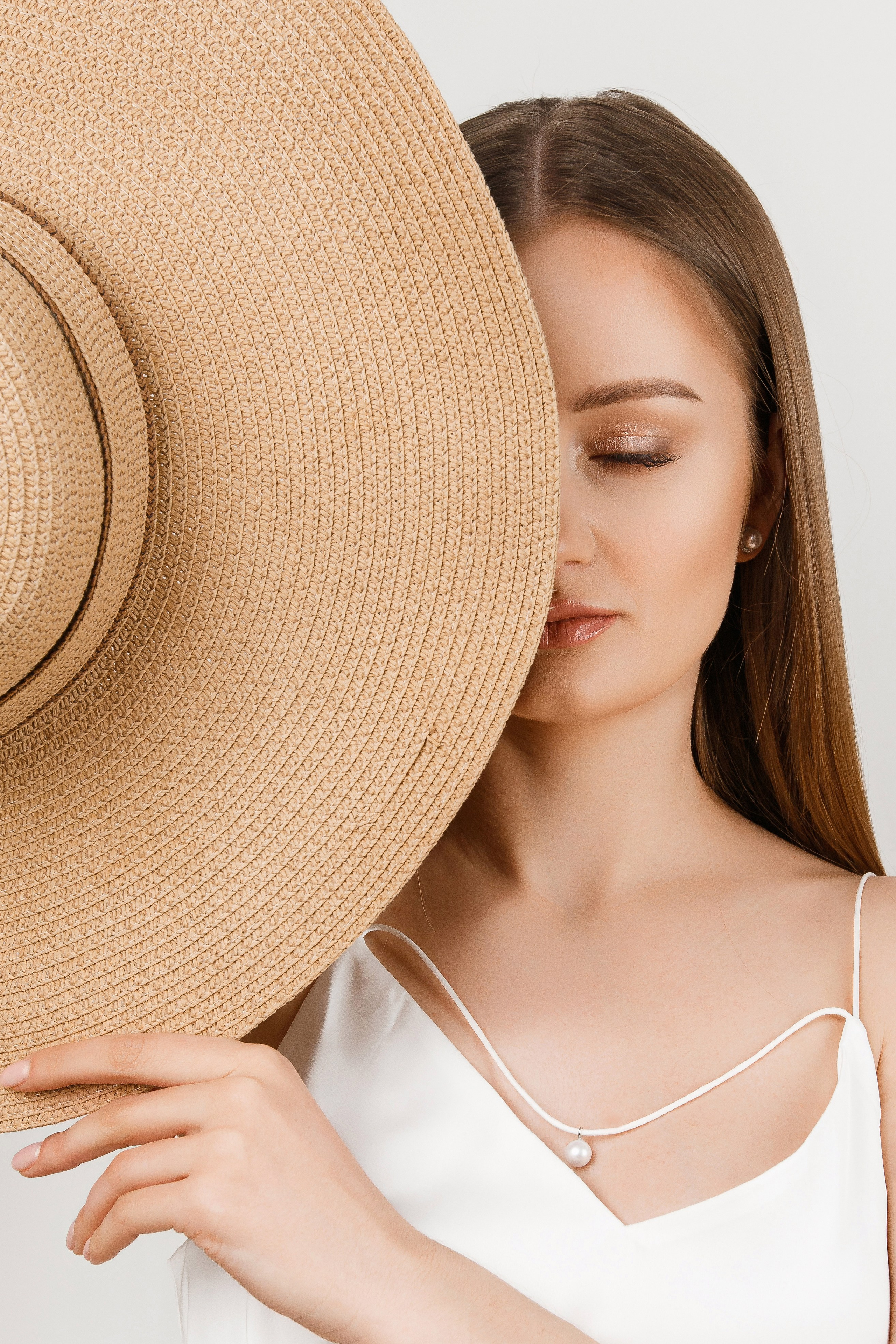 девушка с шляпой в руках