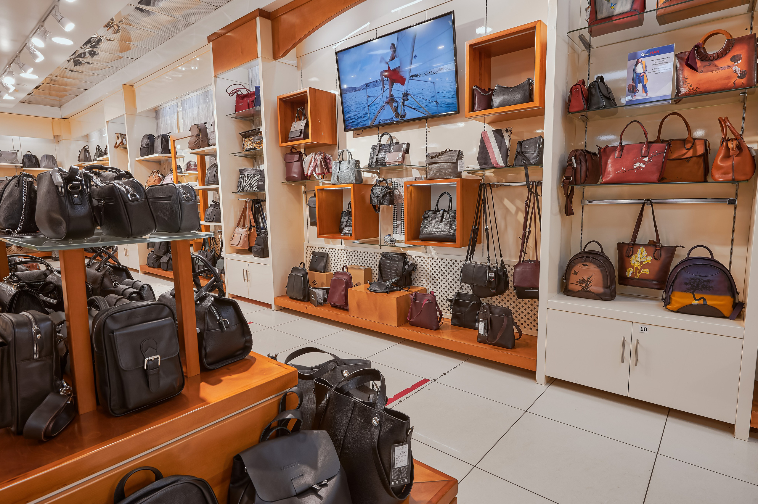 Портфолио по интерьерной и экстерьерной фотосъёмки: Мир Сумок — Правый берег. Фотограф Яковлев Роман — Красноярск