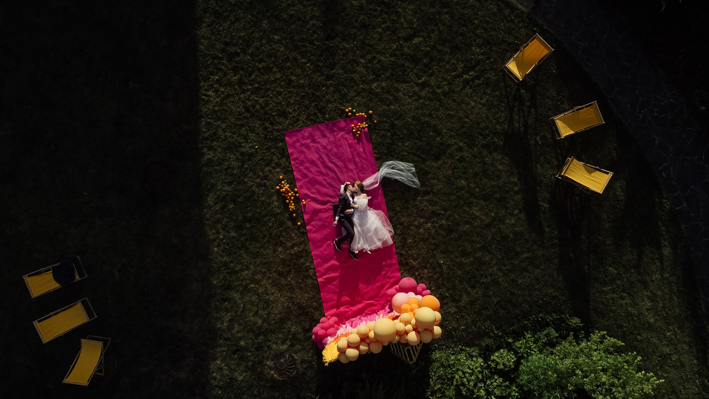 HOLDING_OUT_OF_THE_HERO. Wedding photographer in Europe