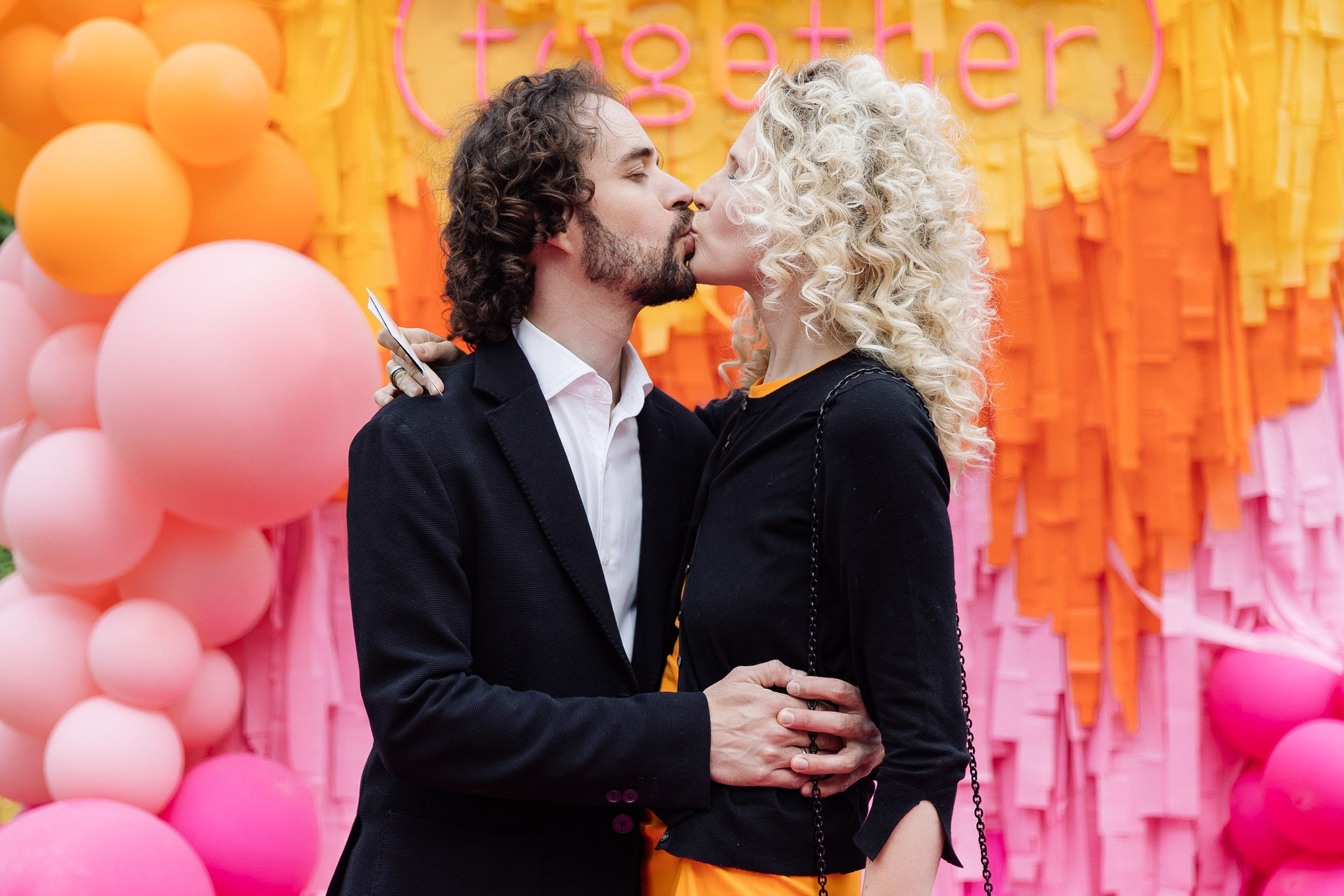 HOLDING_OUT_OF_THE_HERO. Wedding photographer in Europe