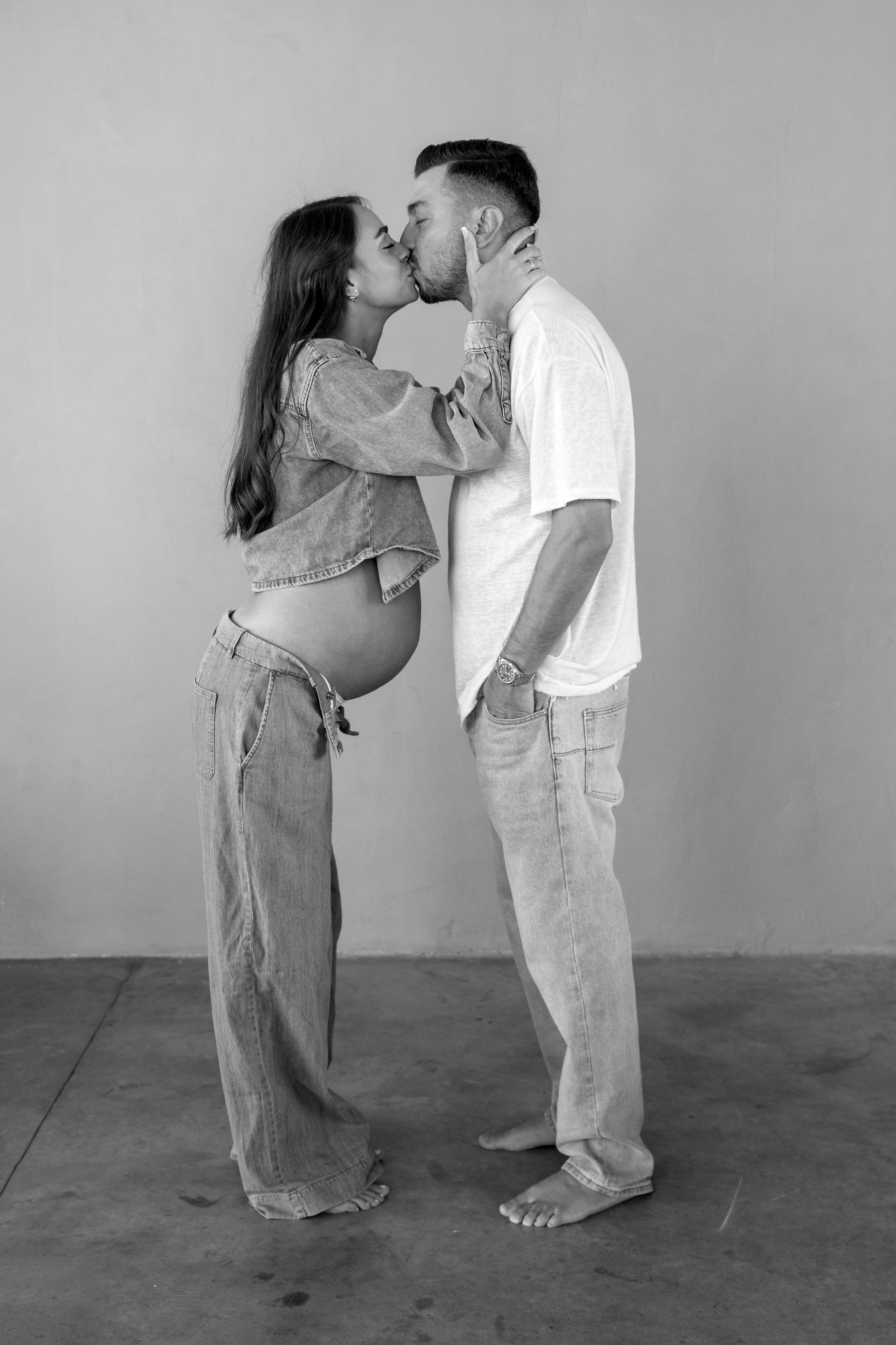 Pregnancy photoshoot inside the studio in Tel Aviv. Главная