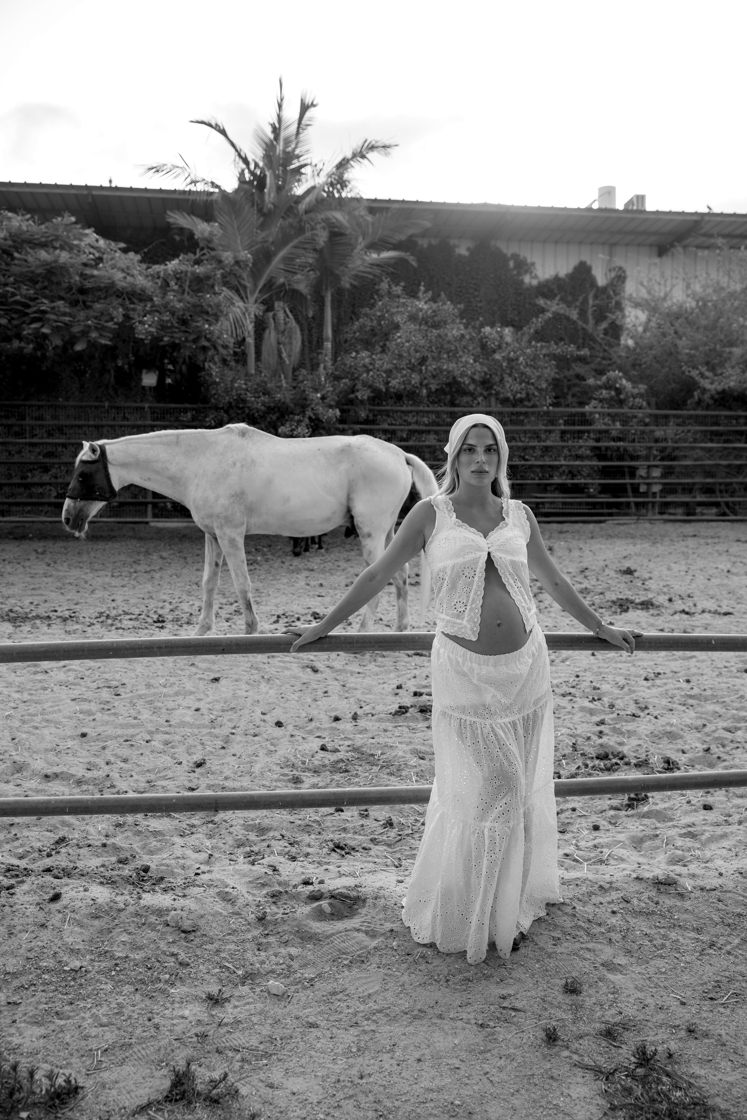 Pregnancy photoshoot at the horse farm. Главная