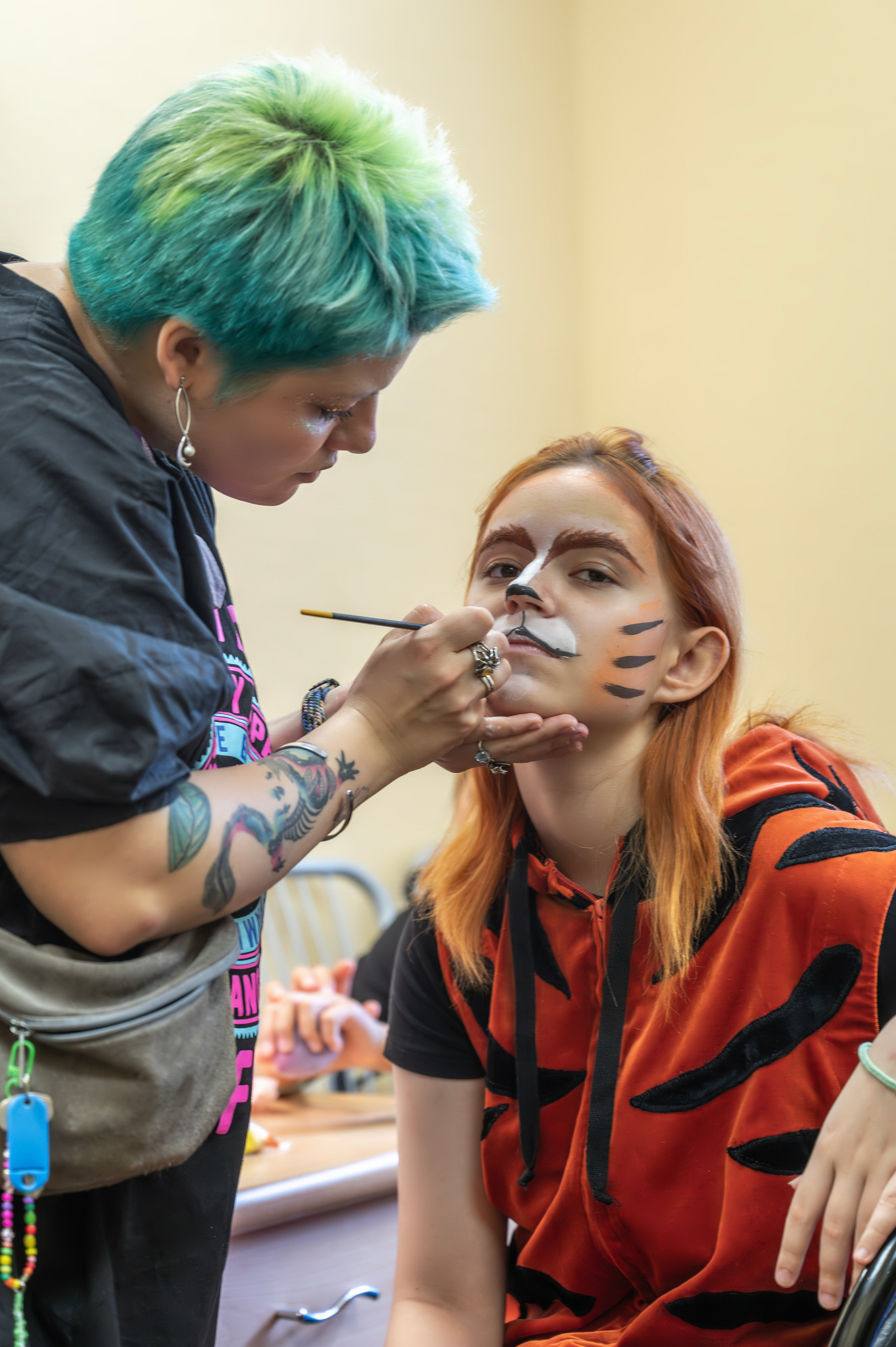 Подготовка к отчетному концерту в летнем детском лагере. Фотограф Анна Мельникова | Москва