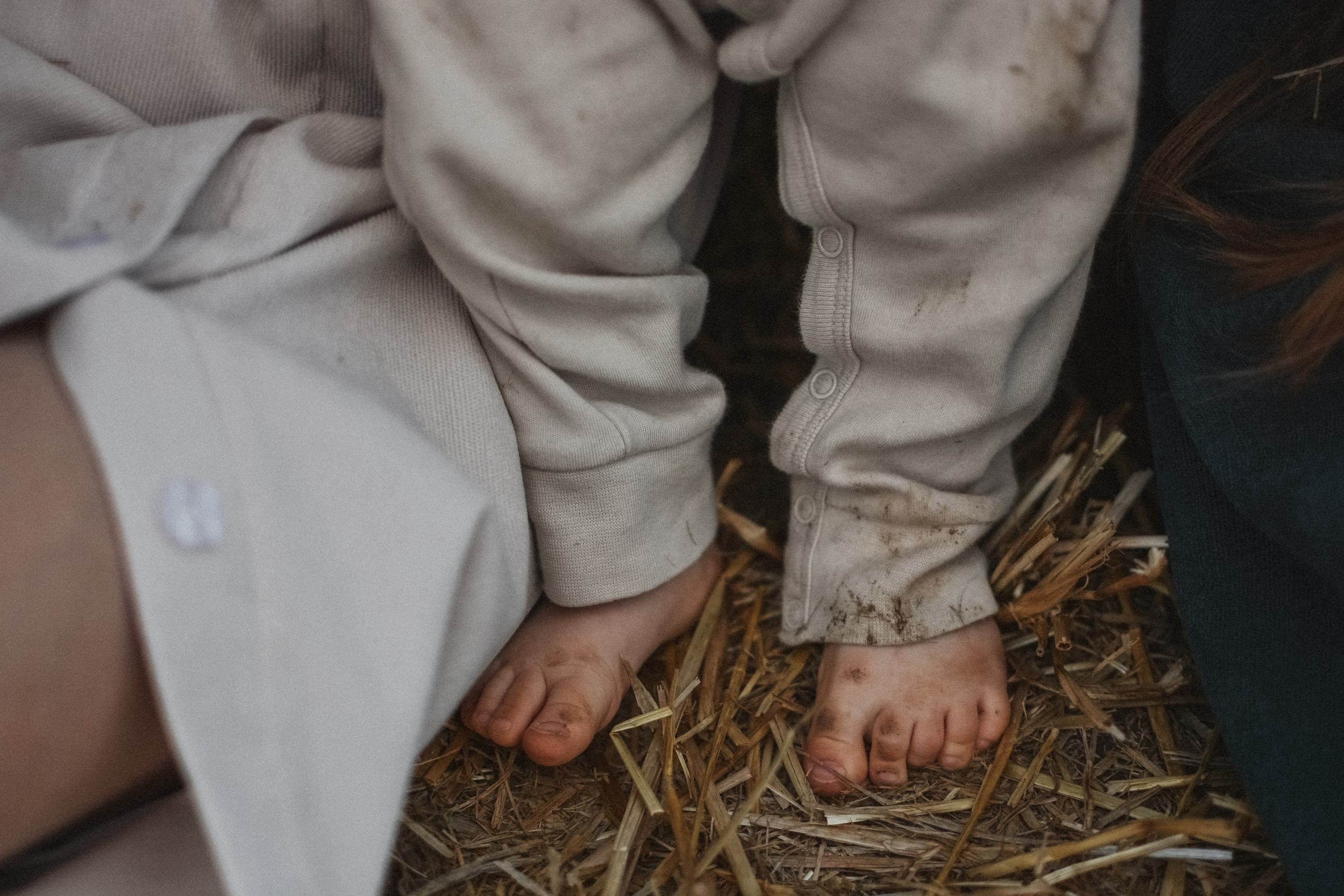 Сёстры в поле и малышка дочь. Alenasokolowa.ru