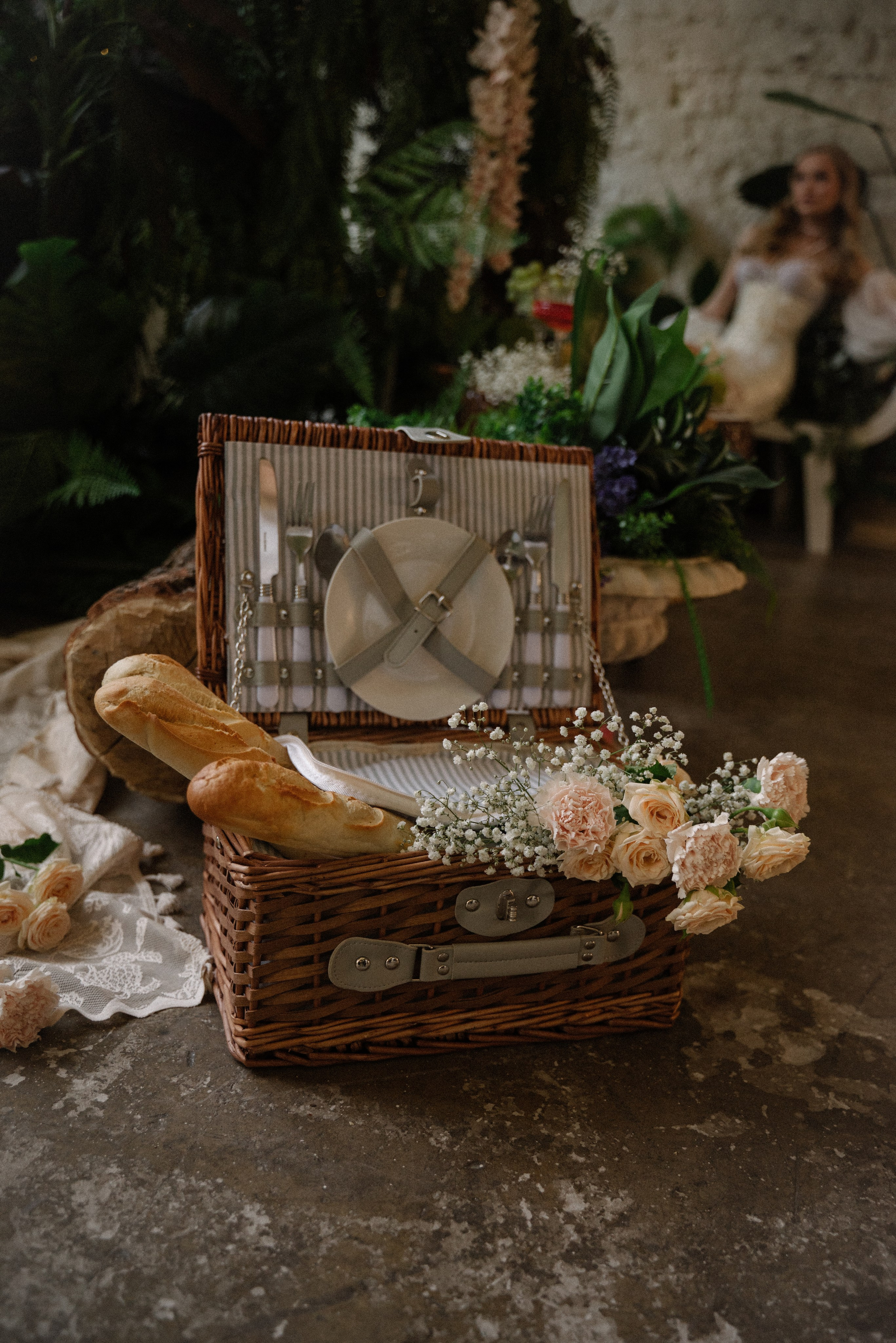 Невеста на пикнике в замке