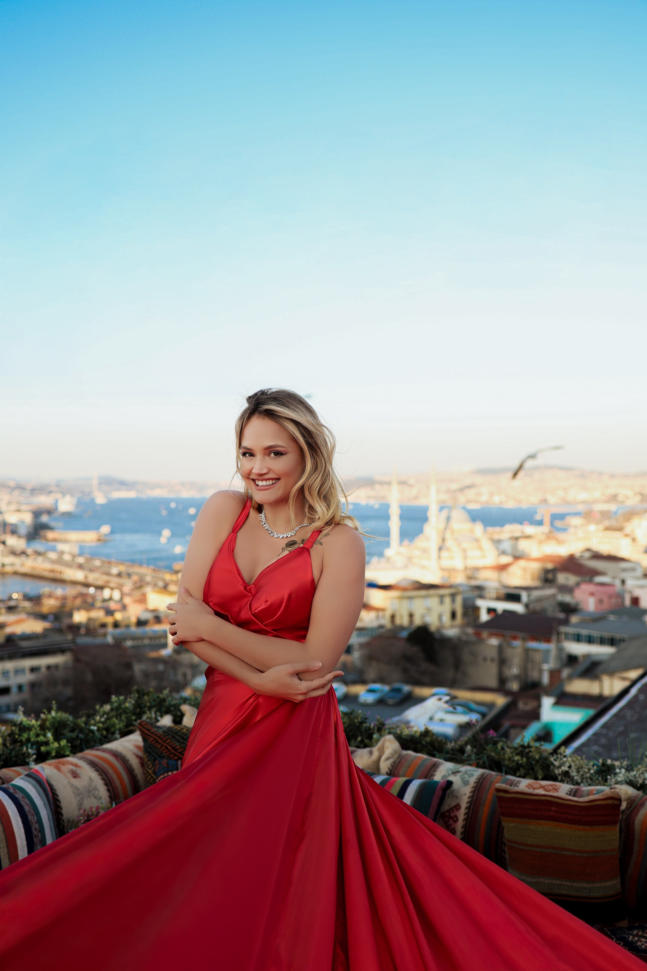 Фотосессия в летящих платьях на крыше