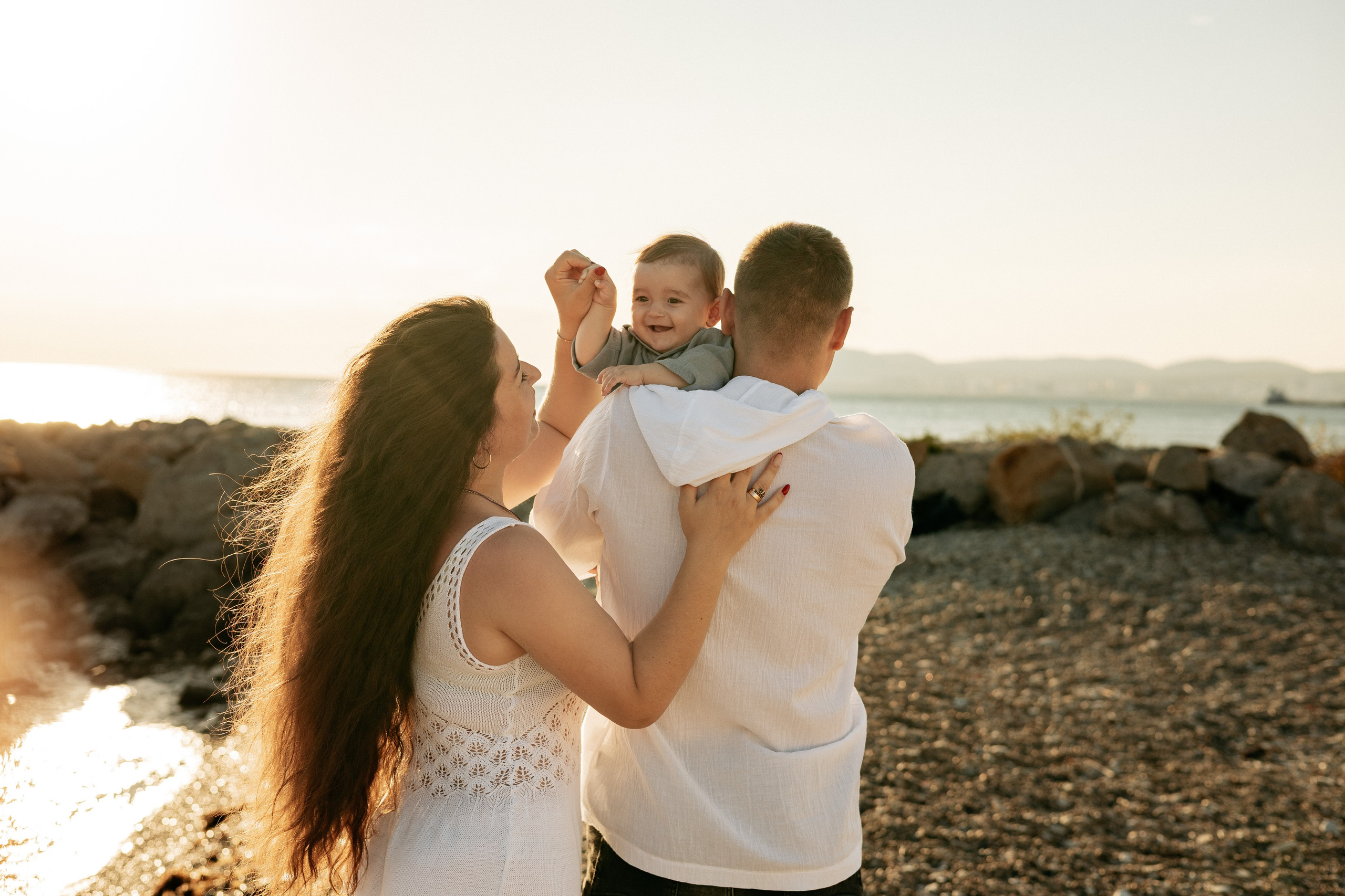 Силуэты семьи на фоне оранжево-розового неба