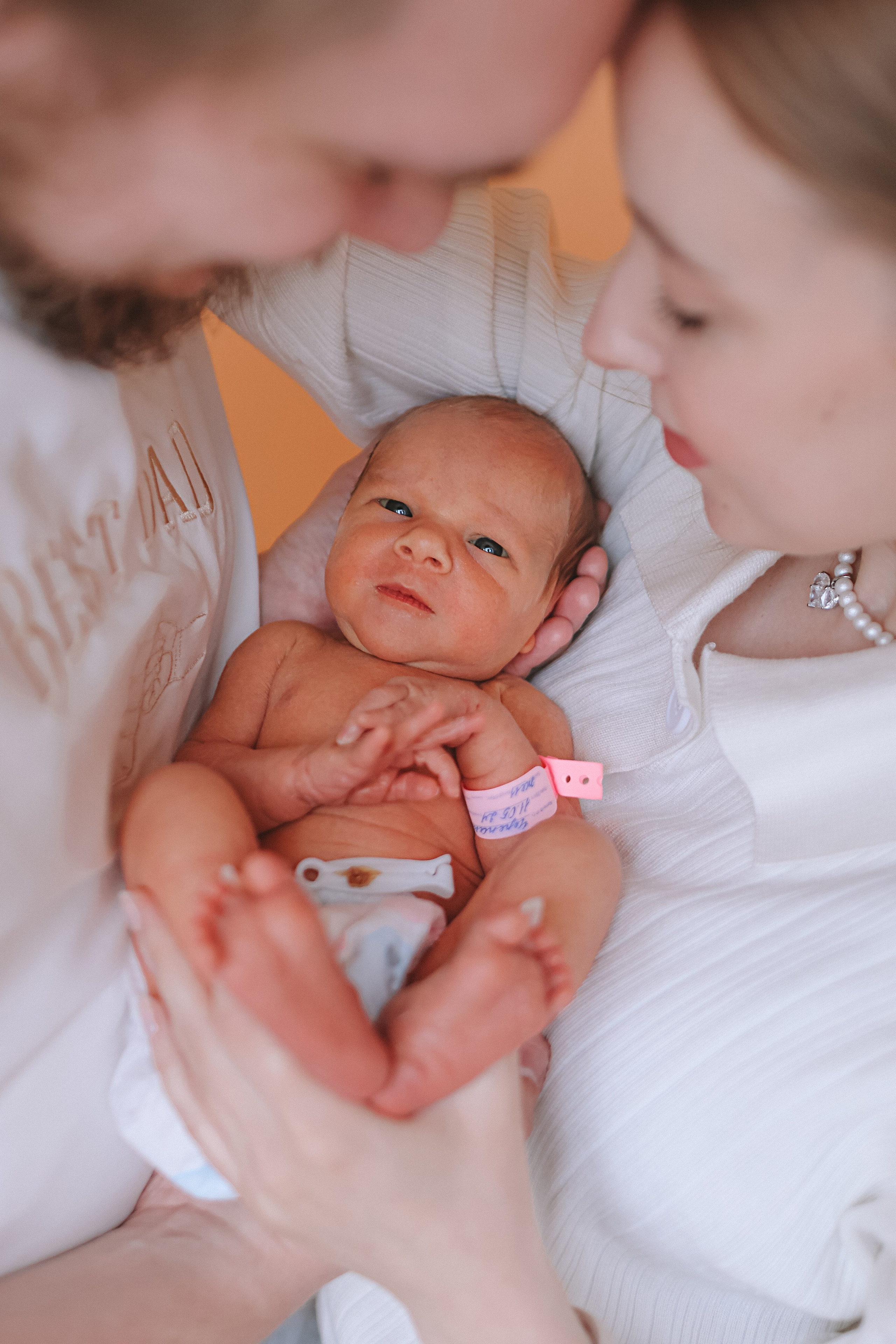 Выписка палата+внизу ПЦЭ. Семейный фотограф Тюмень, фотограф на роды Салмина Мария