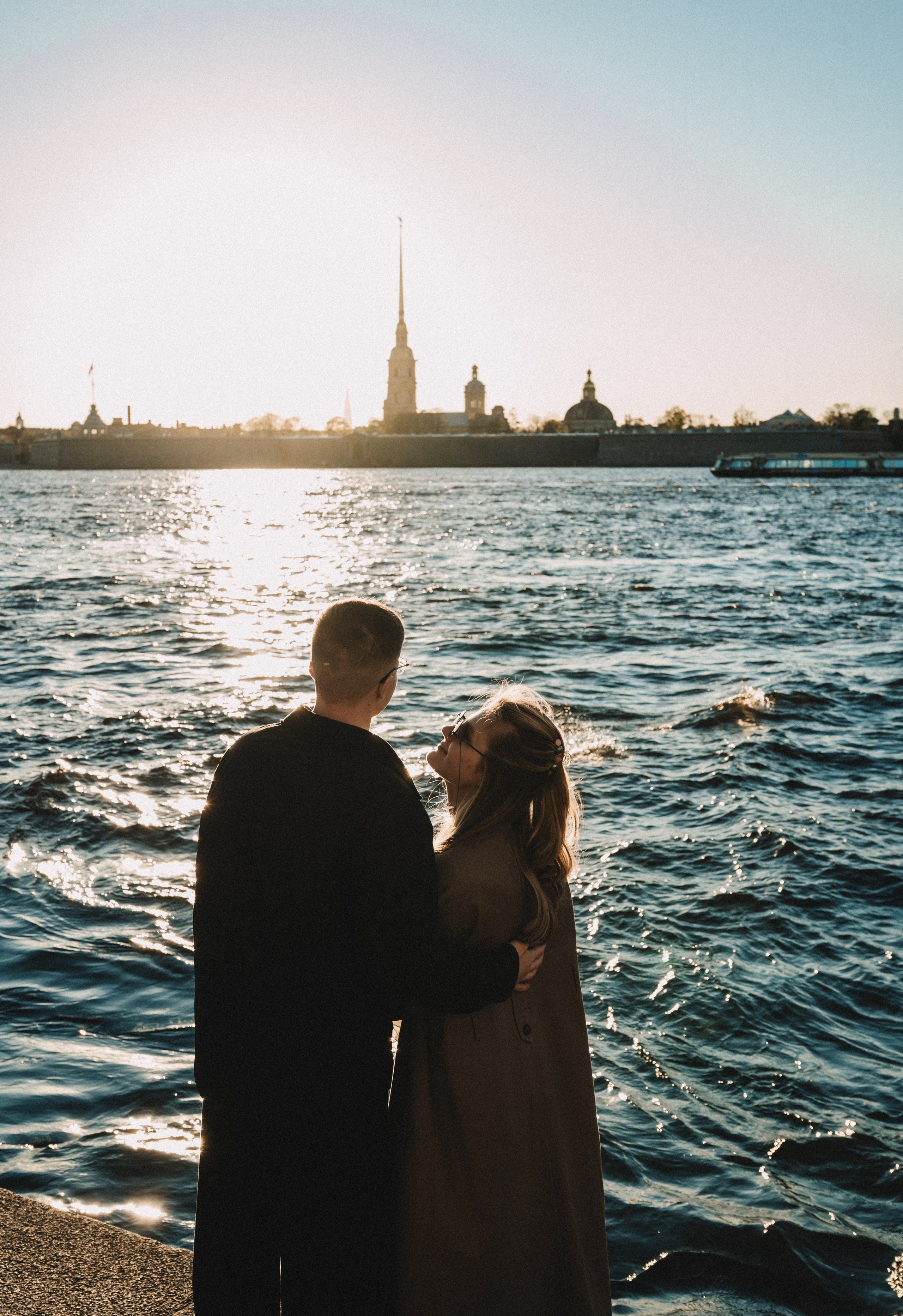 Парная фотосессия в Санкт-Петербурге. Фотосессия лавстори СПб. Федосова Елизавета - свадебный фотограф СПб. Фотосессия в Питере с собакой. Марсово поле. Зимняя канавка. Фотосессия у Невы.