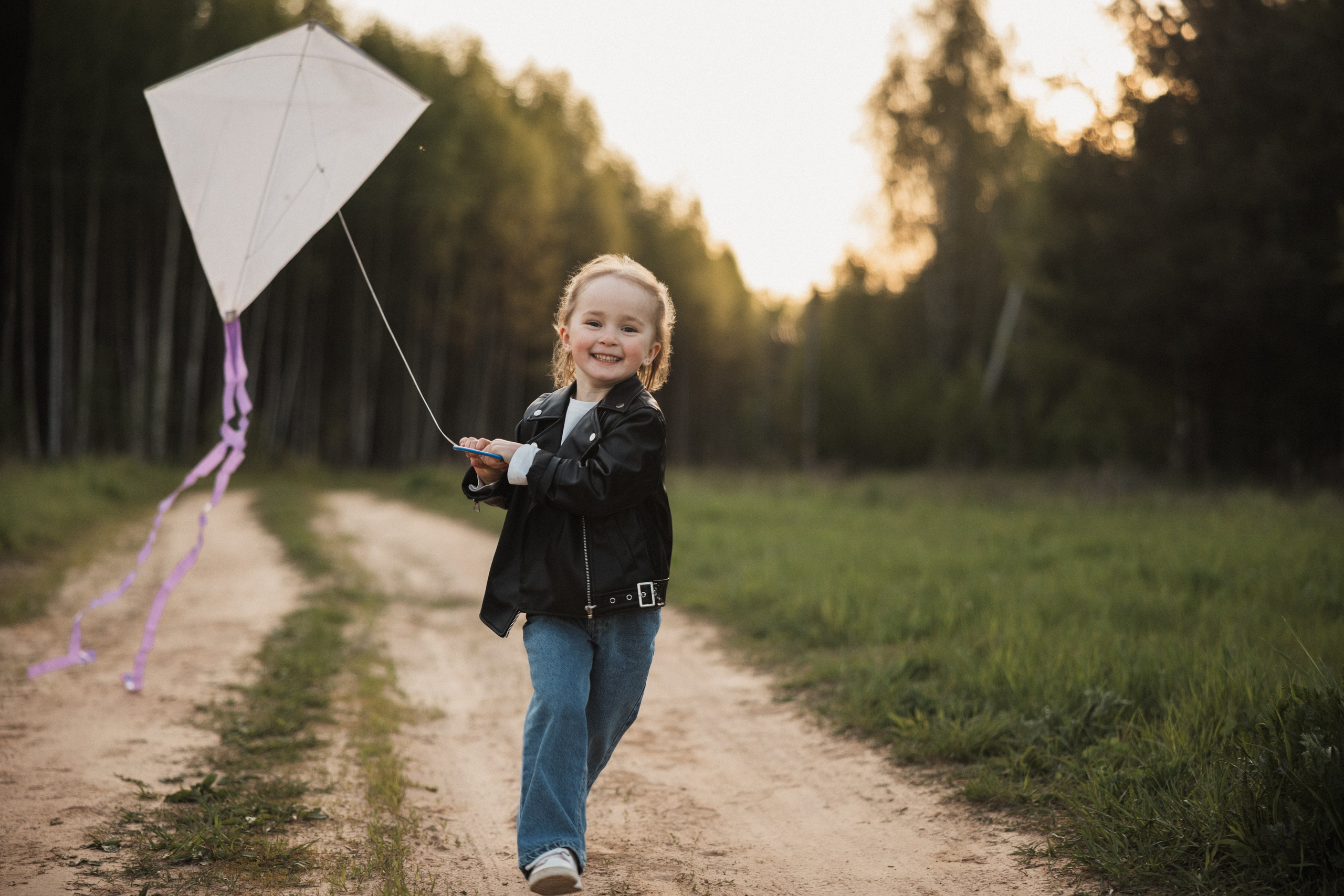 Семейная съёмка с ребенком и воздушным змеем