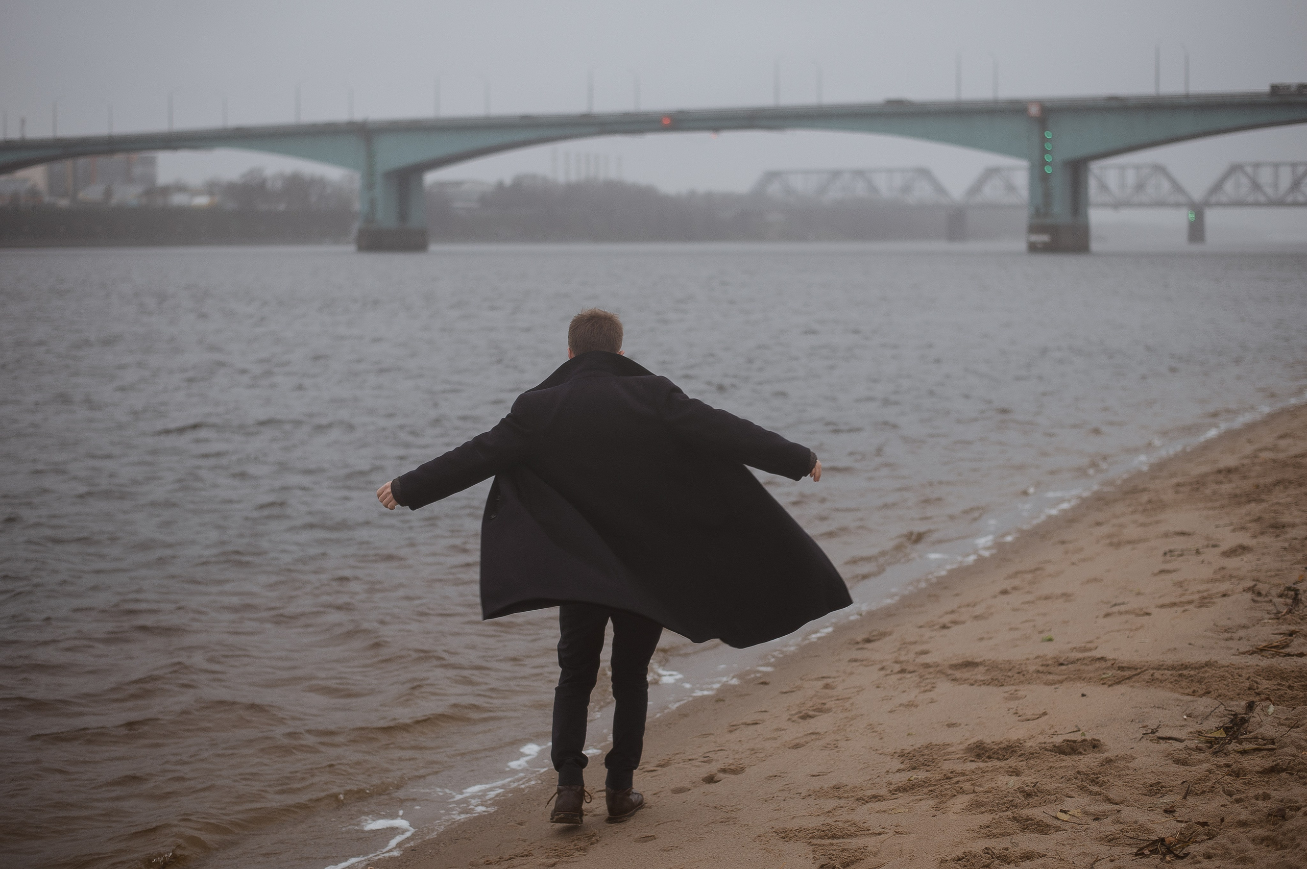 Арсений, пасмурная вода в осени. Свадебный фотограф в Ярославле Денис Медоваров