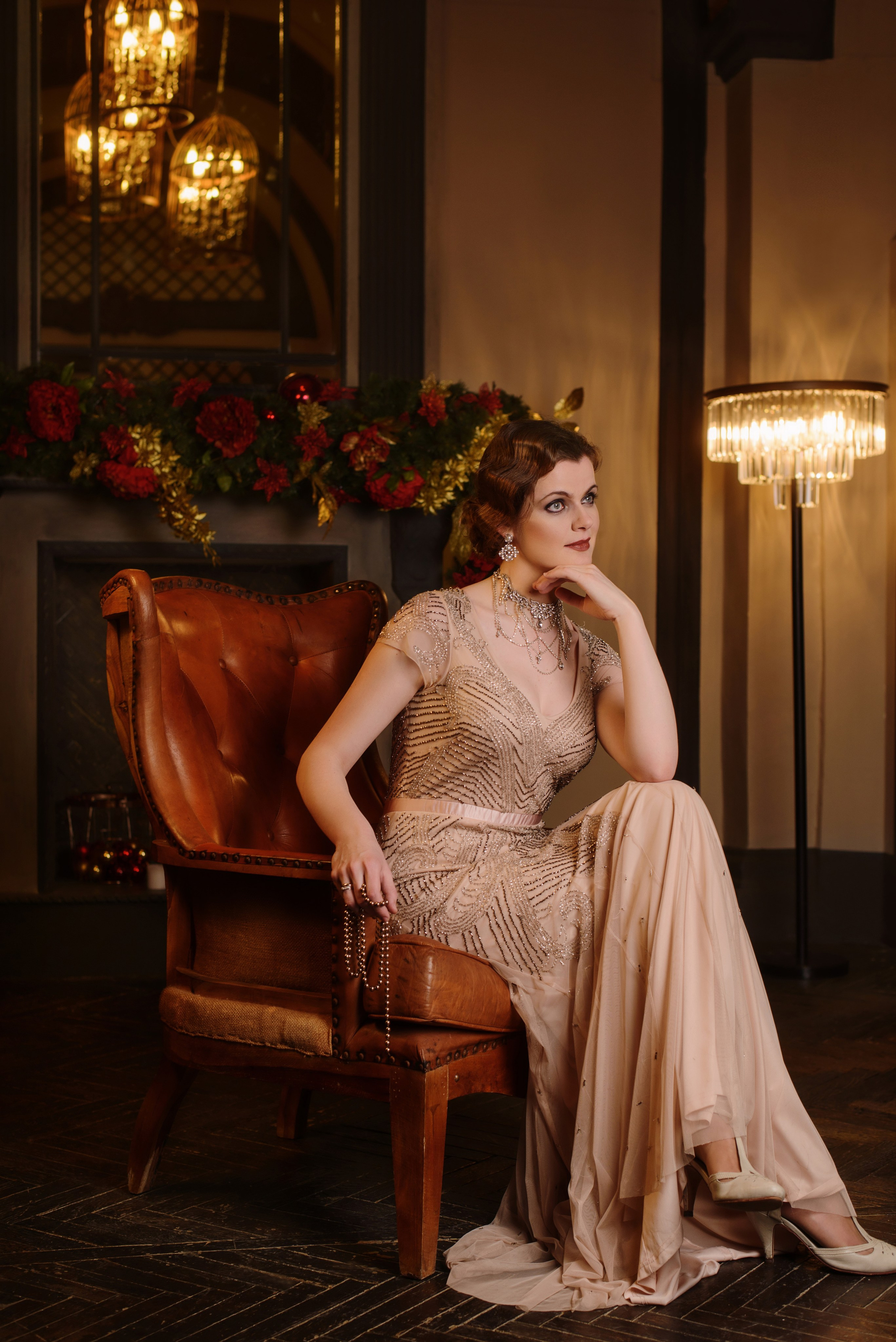 Фотосъемка в стиле эпохи джаза девушки в гостинной вечером