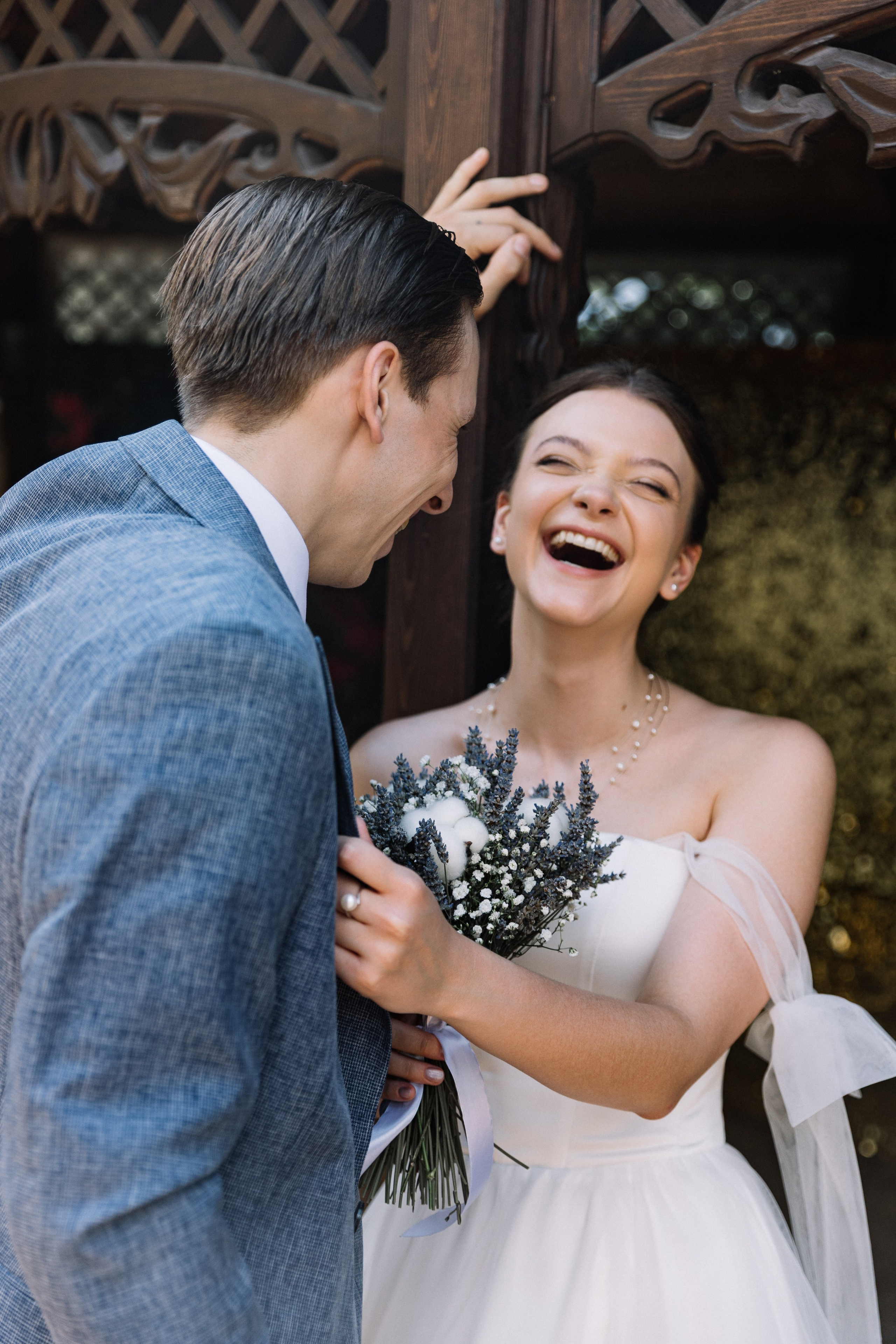 После волтильного ожидания молодожены улабются и радются