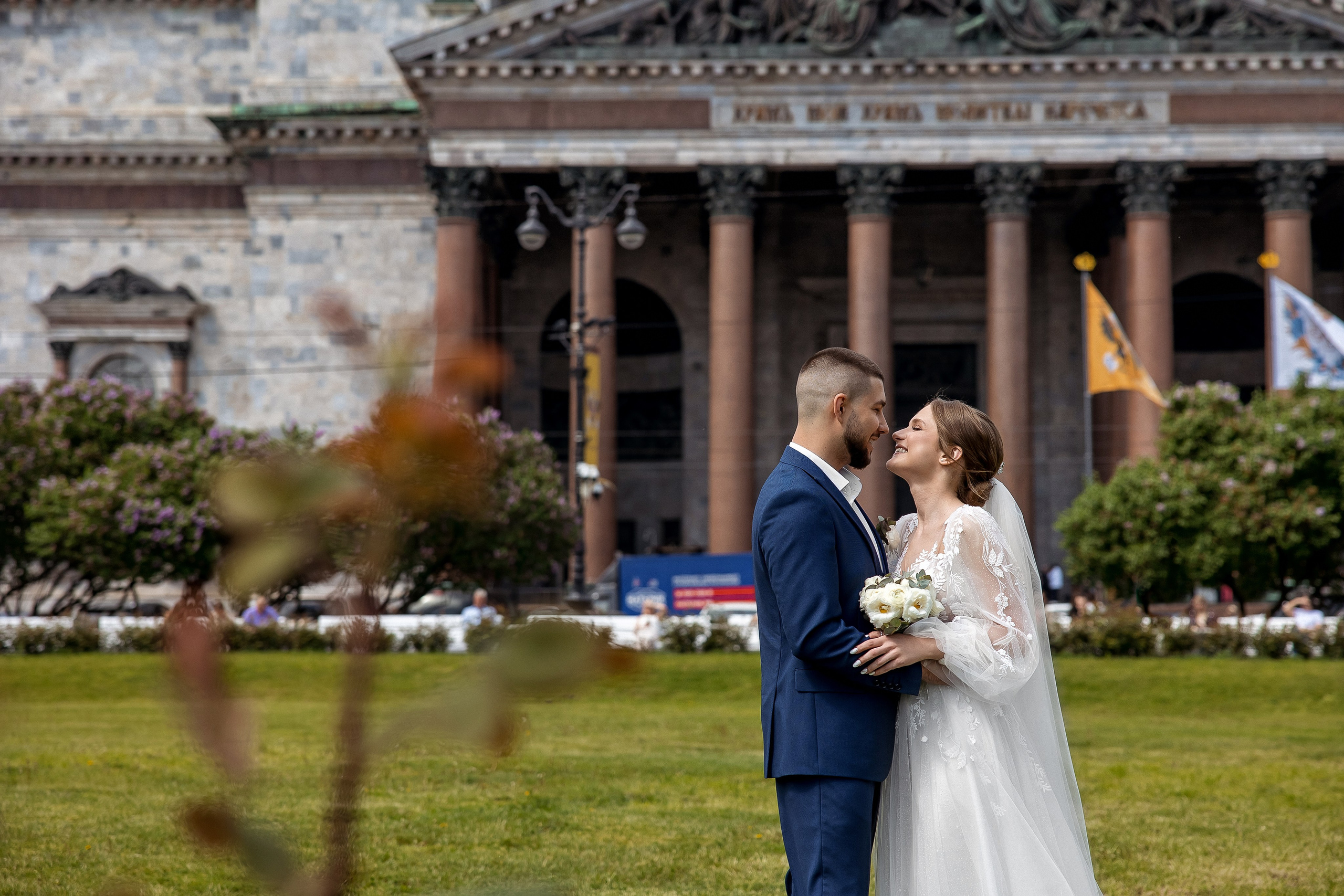 Жених и невеста на фоне Исаакиевского собора в историческом центре Санкт-Петербурга