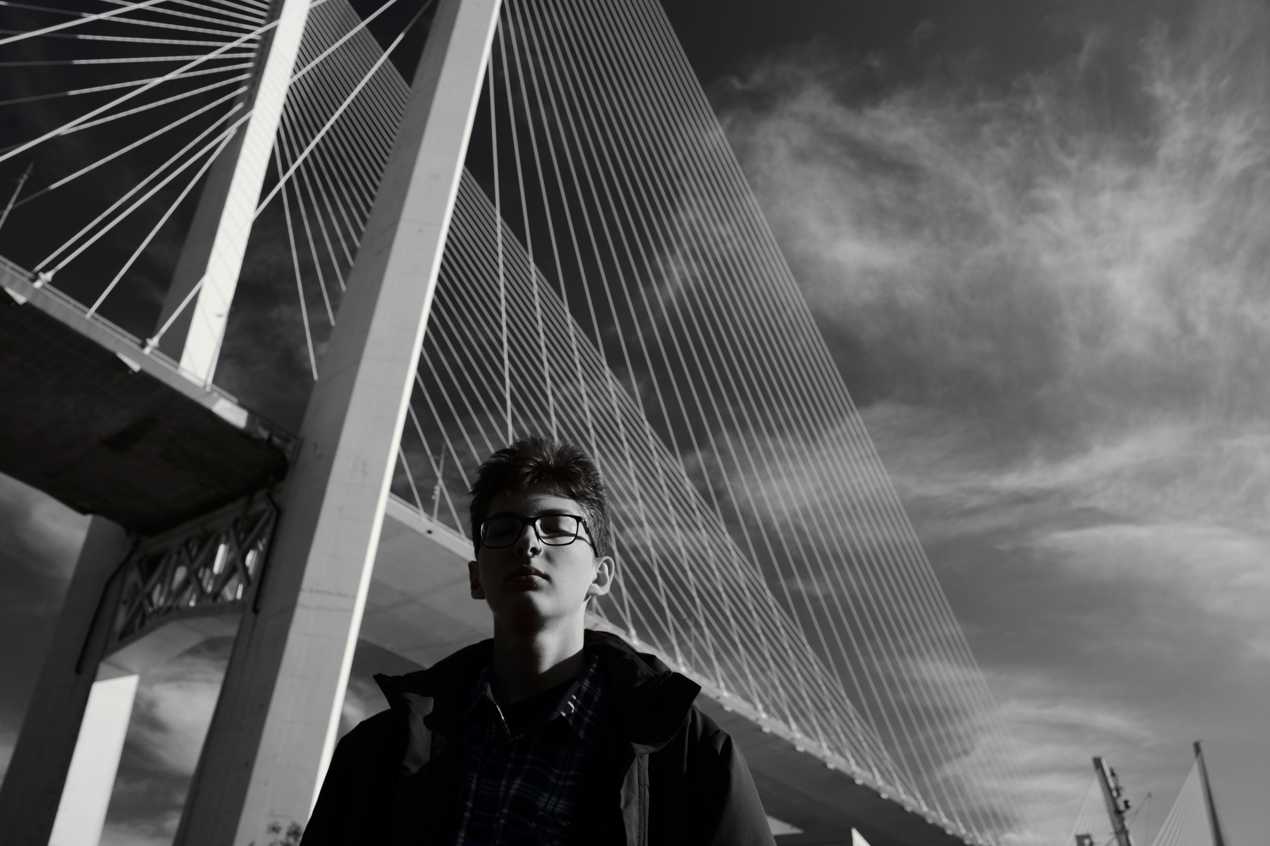 Портрет на фоне моста во Владивостоке