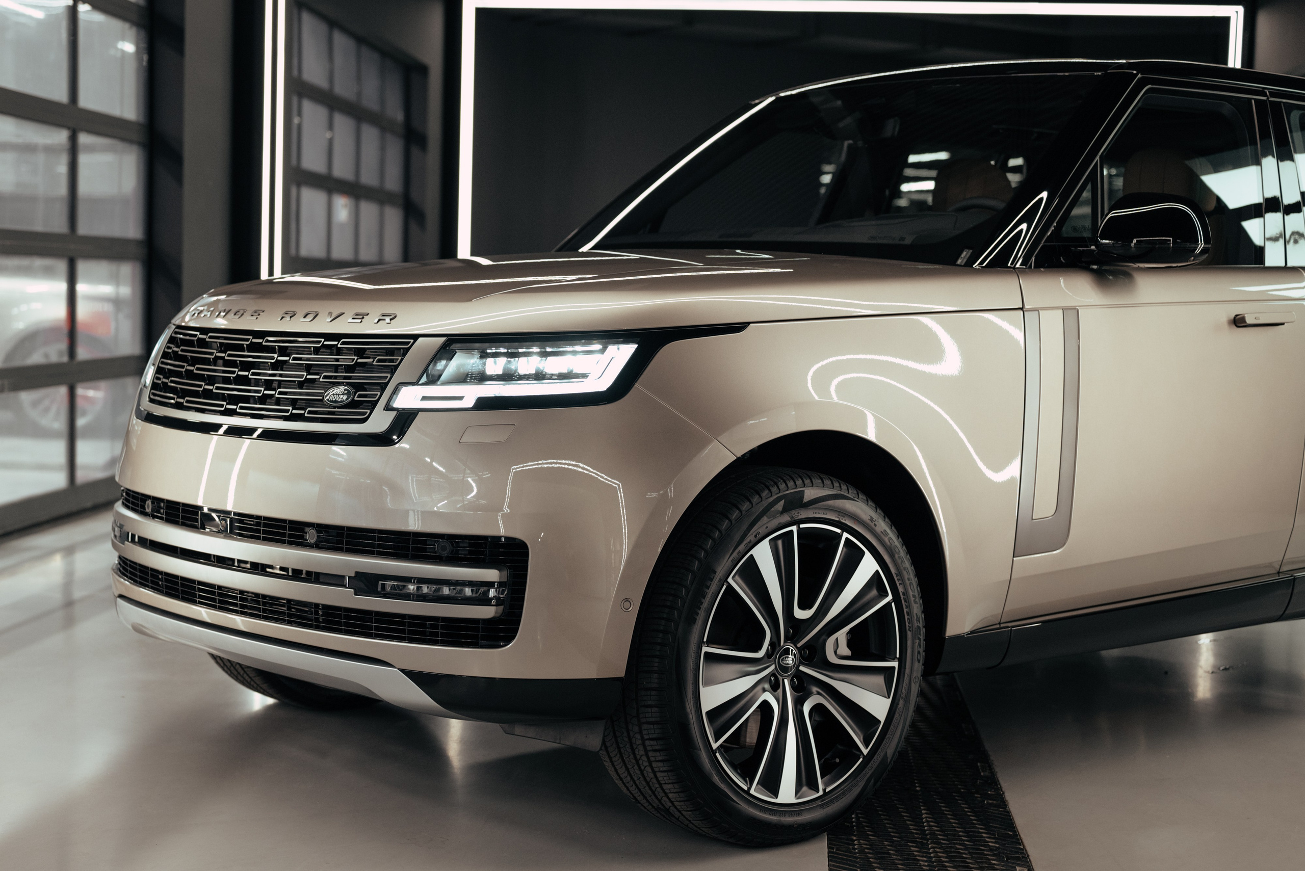 Range Rover gold on sand. DeLorein