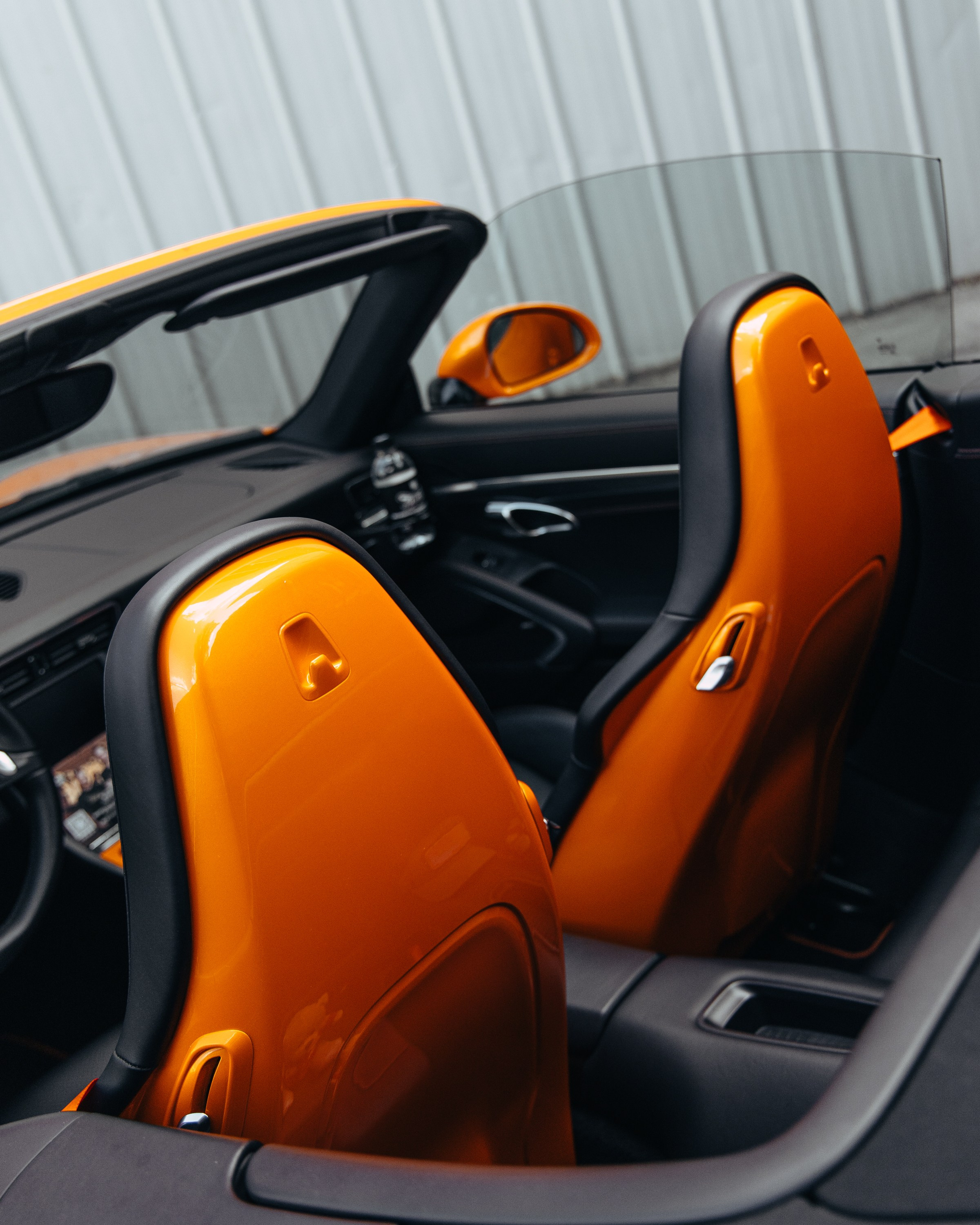 Porsche 911 оранжевый замена ремней безопасности. DeLorein