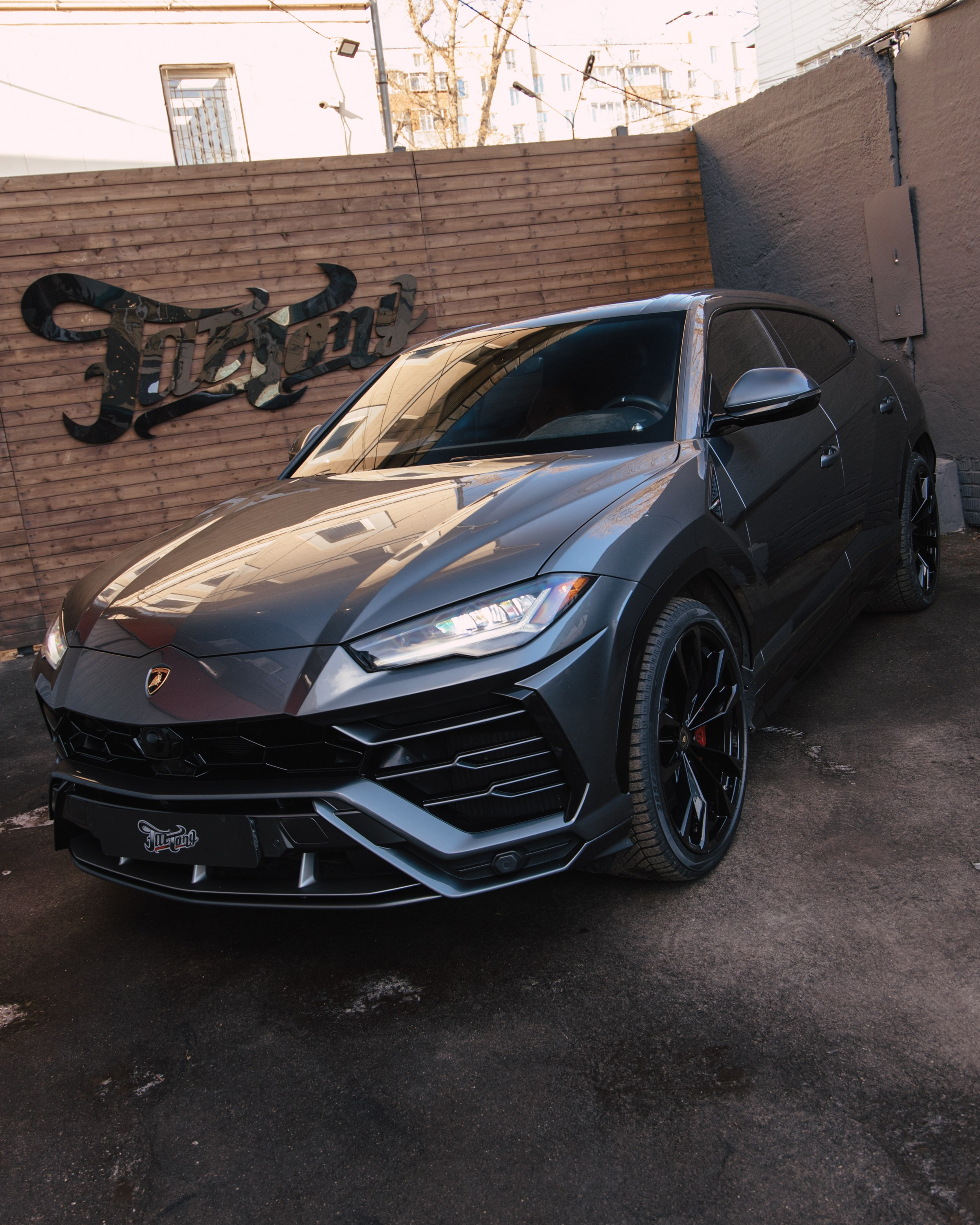 Lamborghini Urus перешив поврежденных элементов салона, окрас капота и деталей. DeLorein