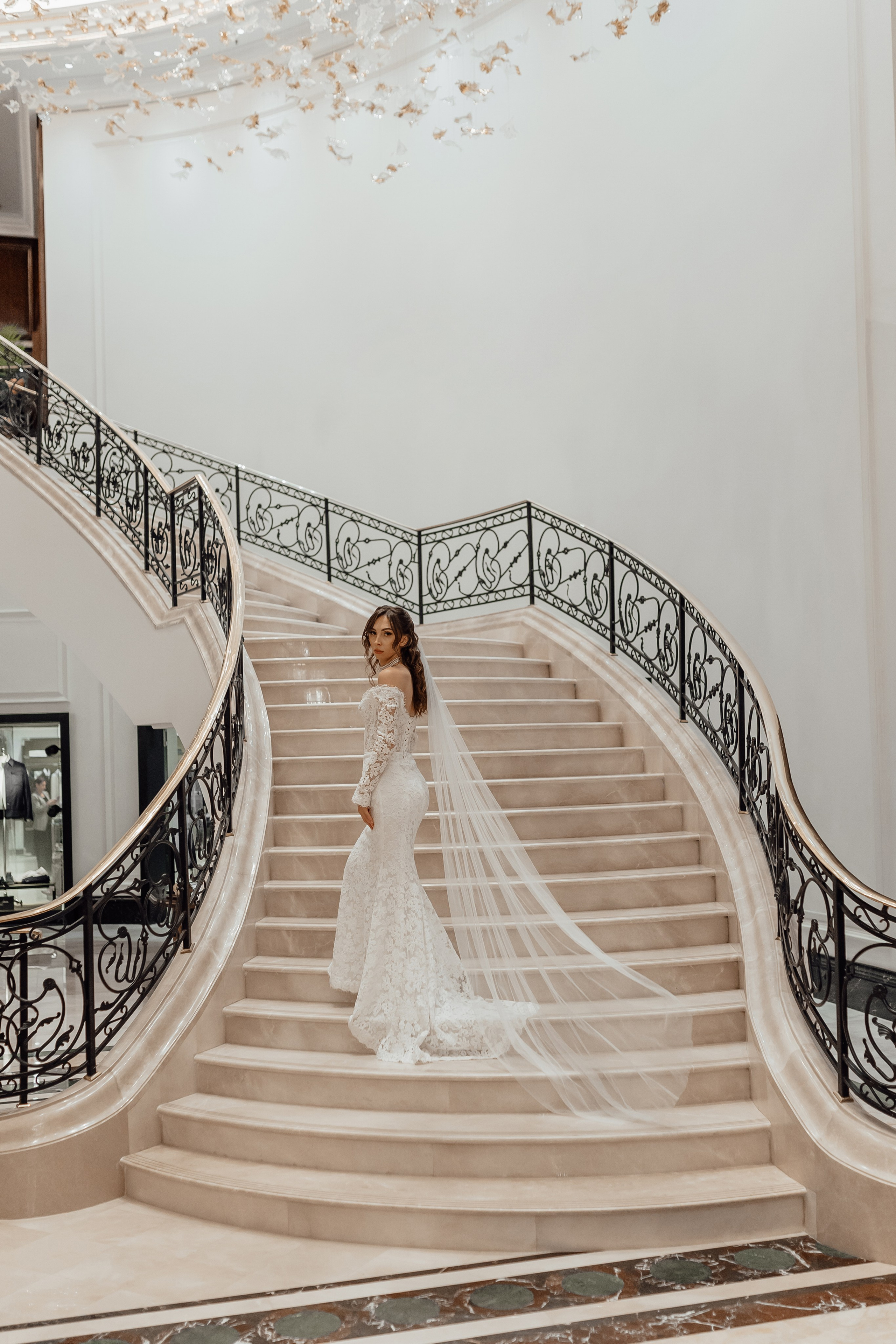 Свадебная фотосессия в на лестнице в отеле Карлтон Москва