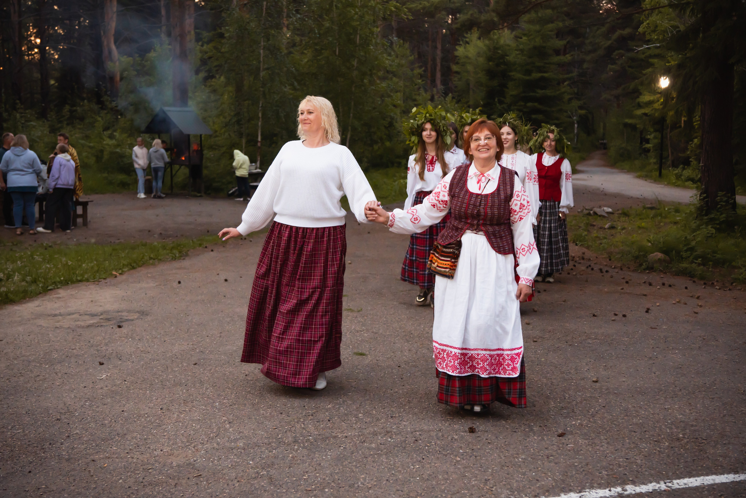 Белорусское Купалье. Занимаюсь профессиональной фотографией и живу рядом с Байкалом. Работаю в разных жанрах