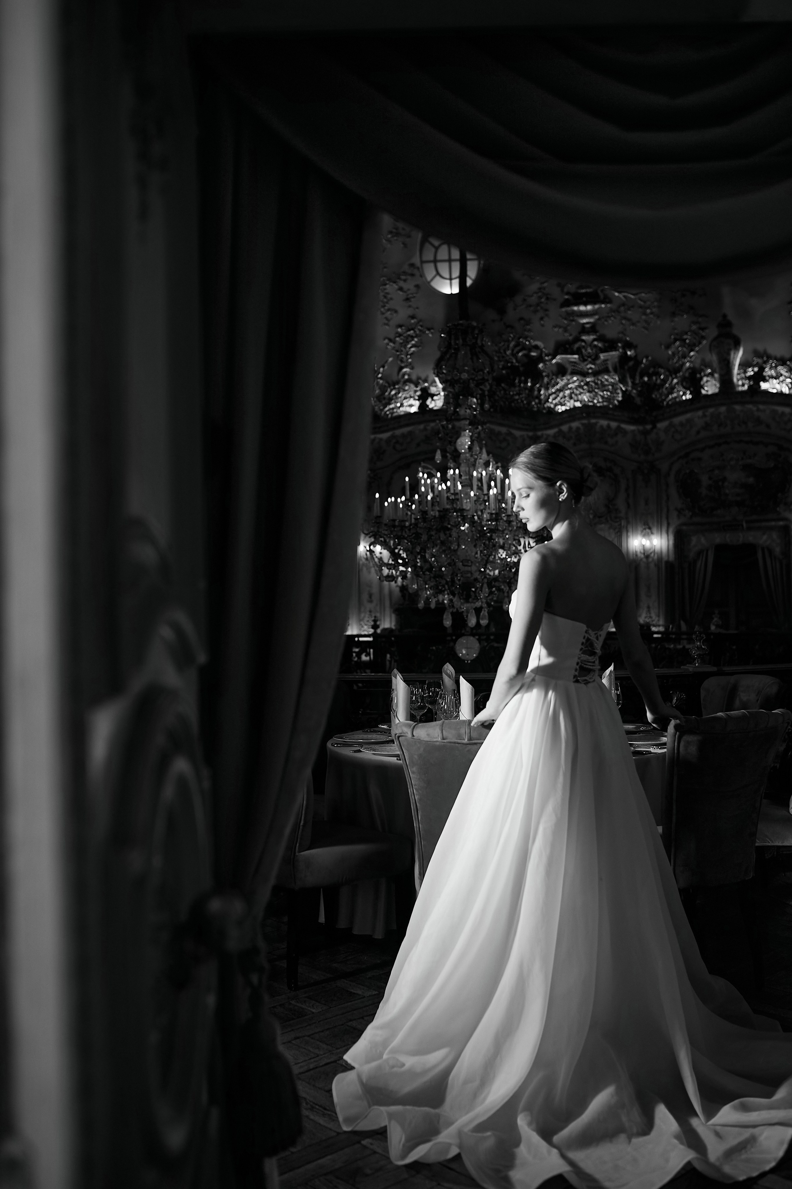 Невеста в величественном интерьере театра. Фотограф: Орешина Елена.