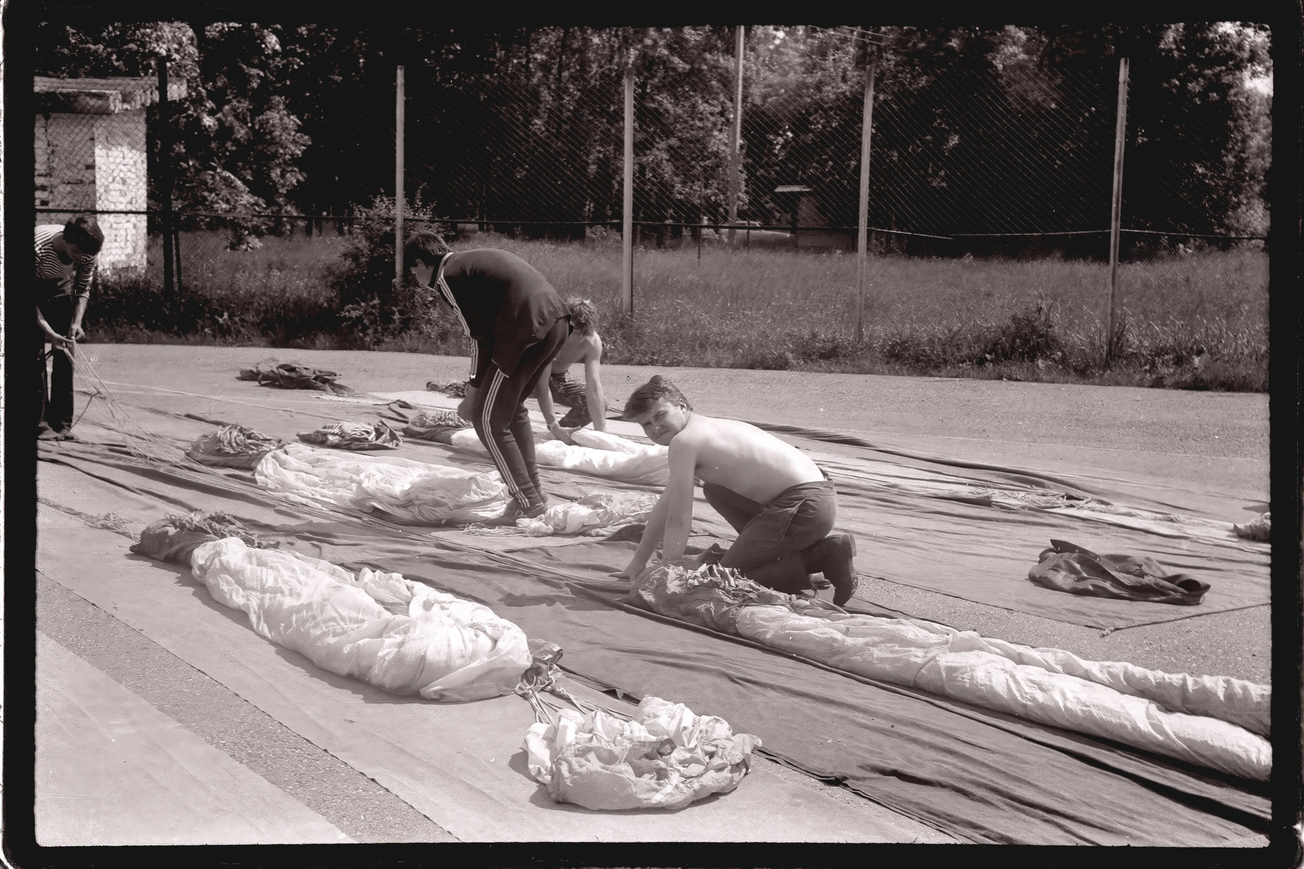 Парашютные сборы 1990 год съемка на ч/б пленку оцифровка 2024 год. Профессиональная фотосъемка. Ростов-на-Дону