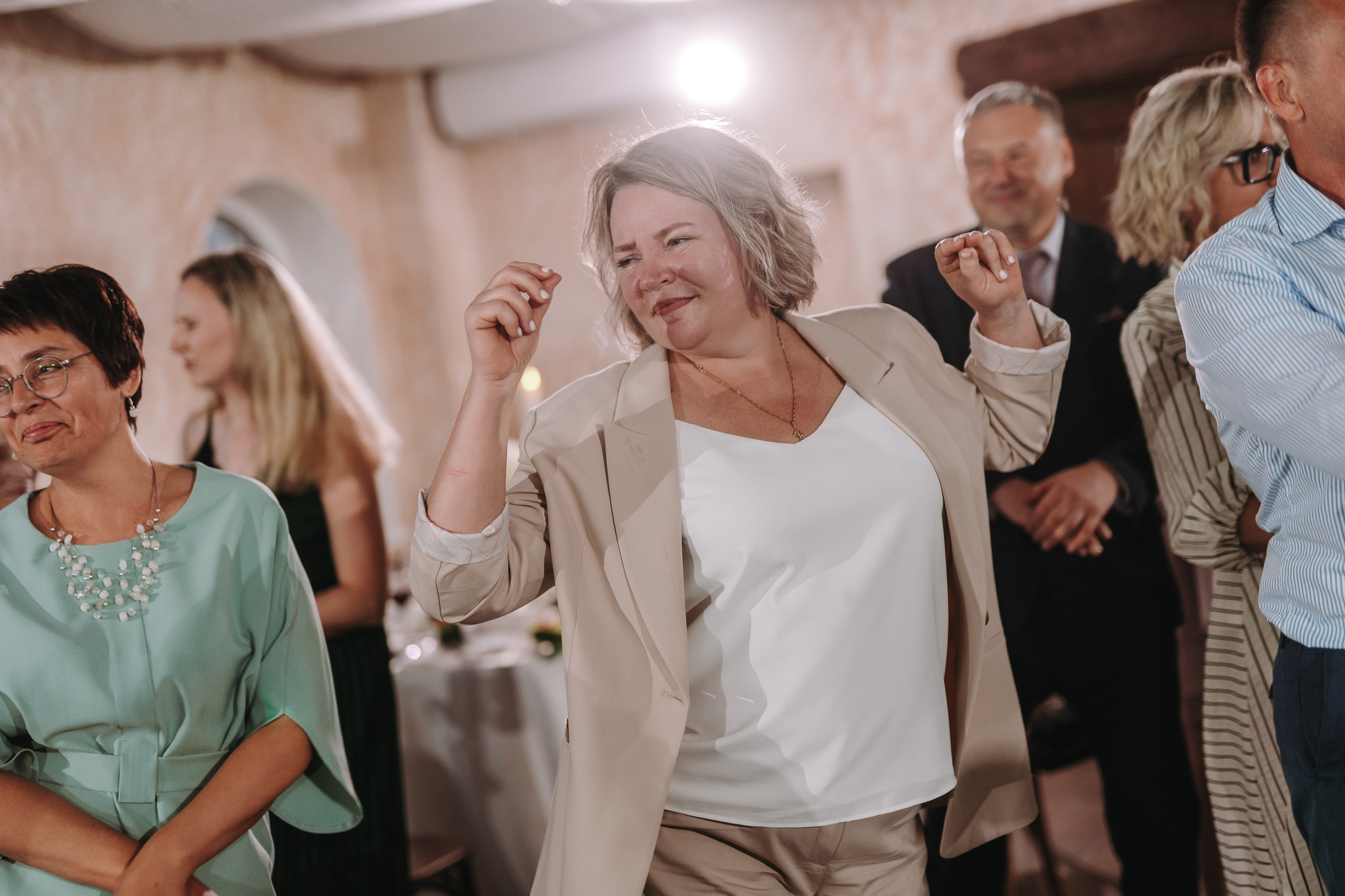 БАНКЕТНЫЙ ЗАЛ ТОРТУГА, ВЕДУЩИЙ АНДРЕЙ ОГНЕВ