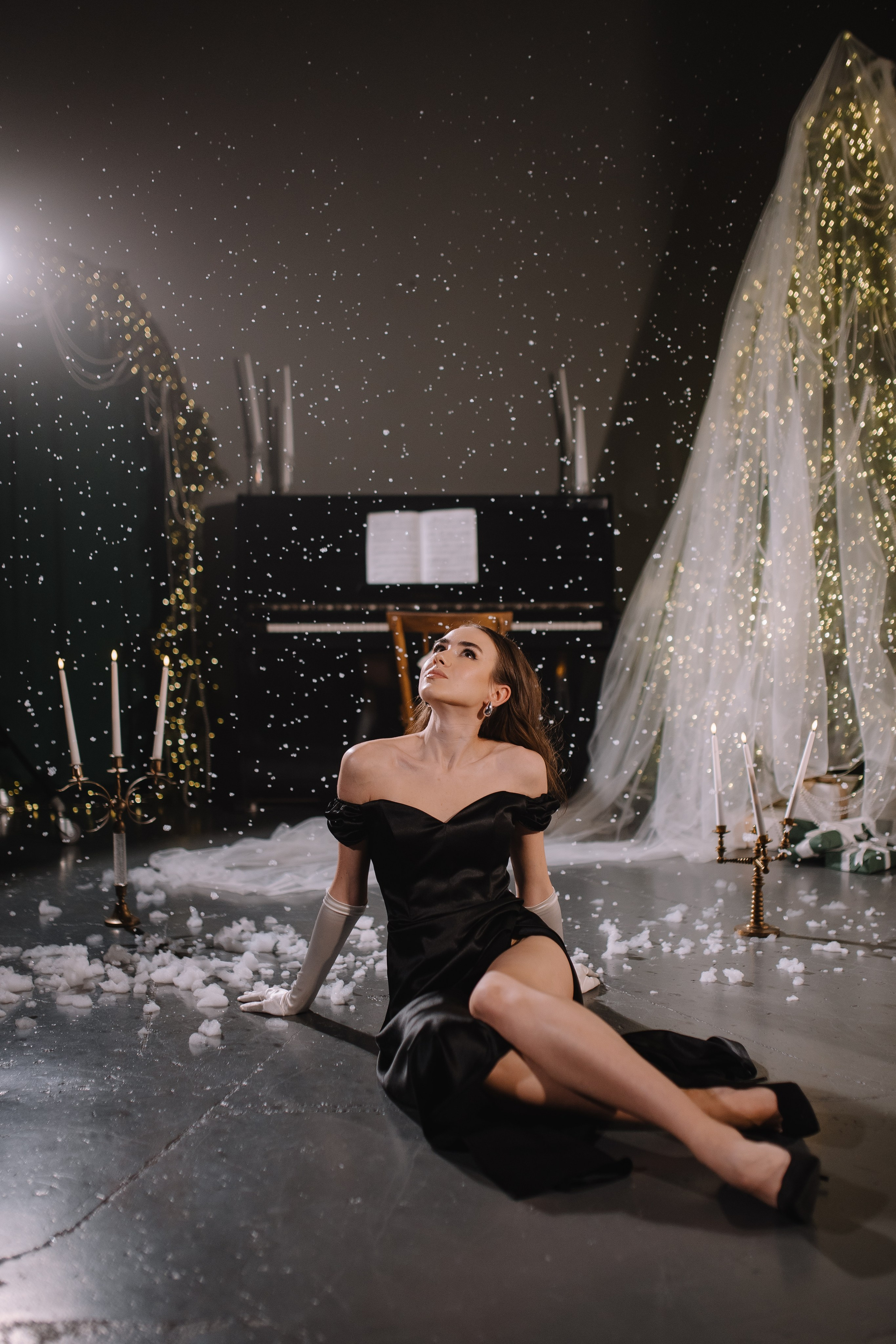 Зимняя фотосессия пары с падающим снегом при свечах. Фотограф и видеограф в Мурманске, Москве Екатерина Нечаева