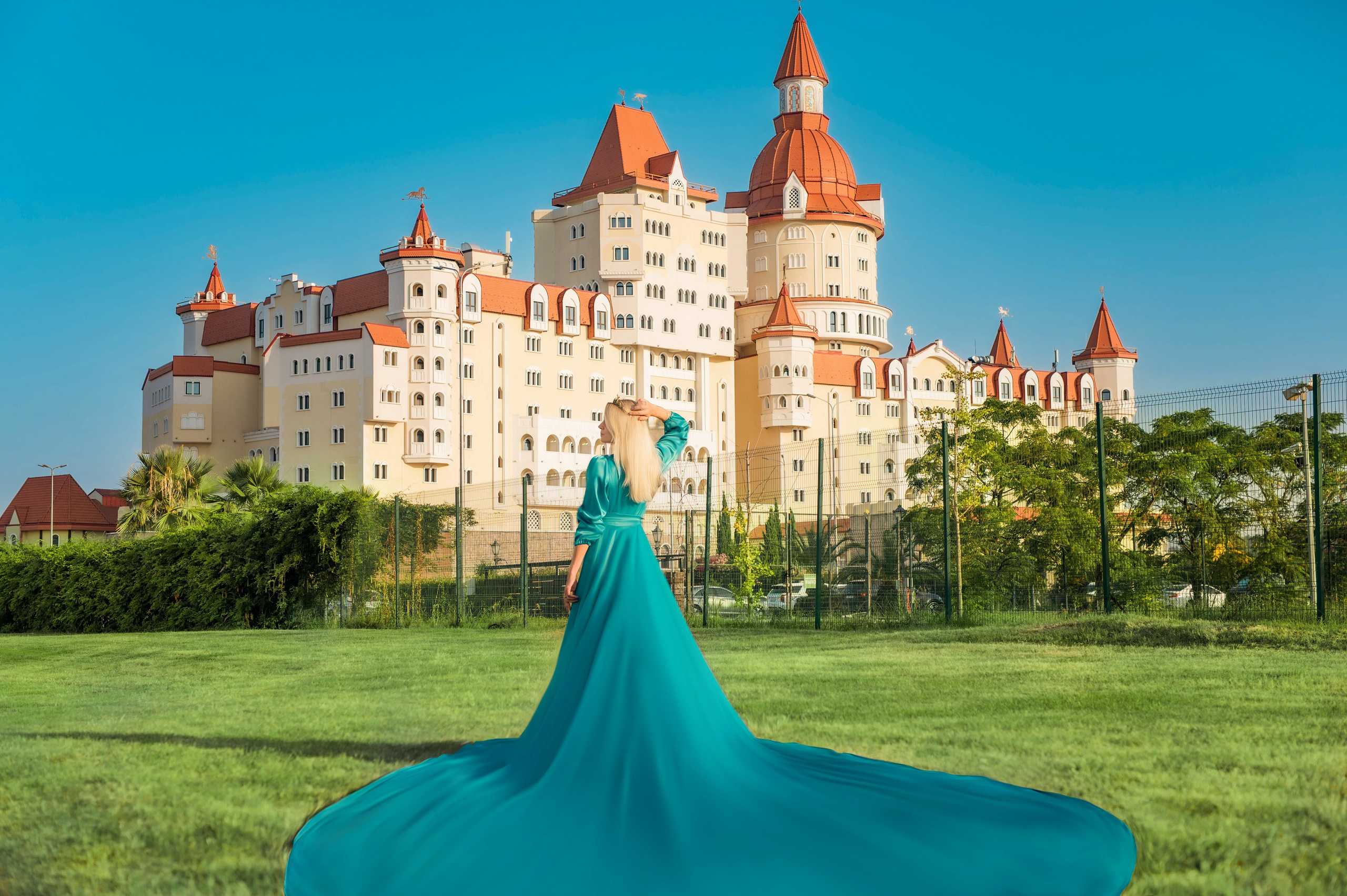 Фотосессия для девушек в платье с длинным шлейфом