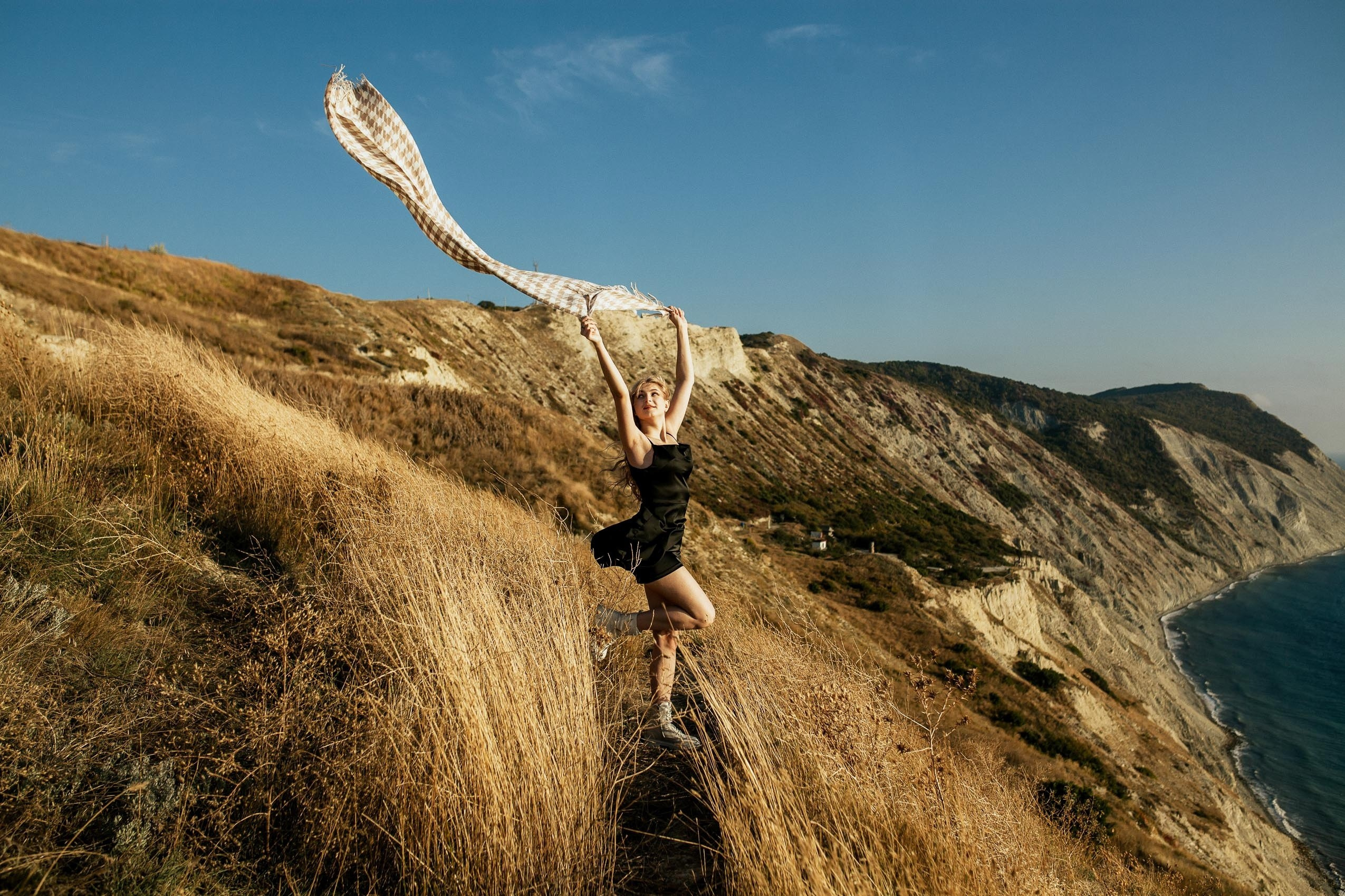 Девушка позирует на фоне красивого вида автокемпинга Рай.