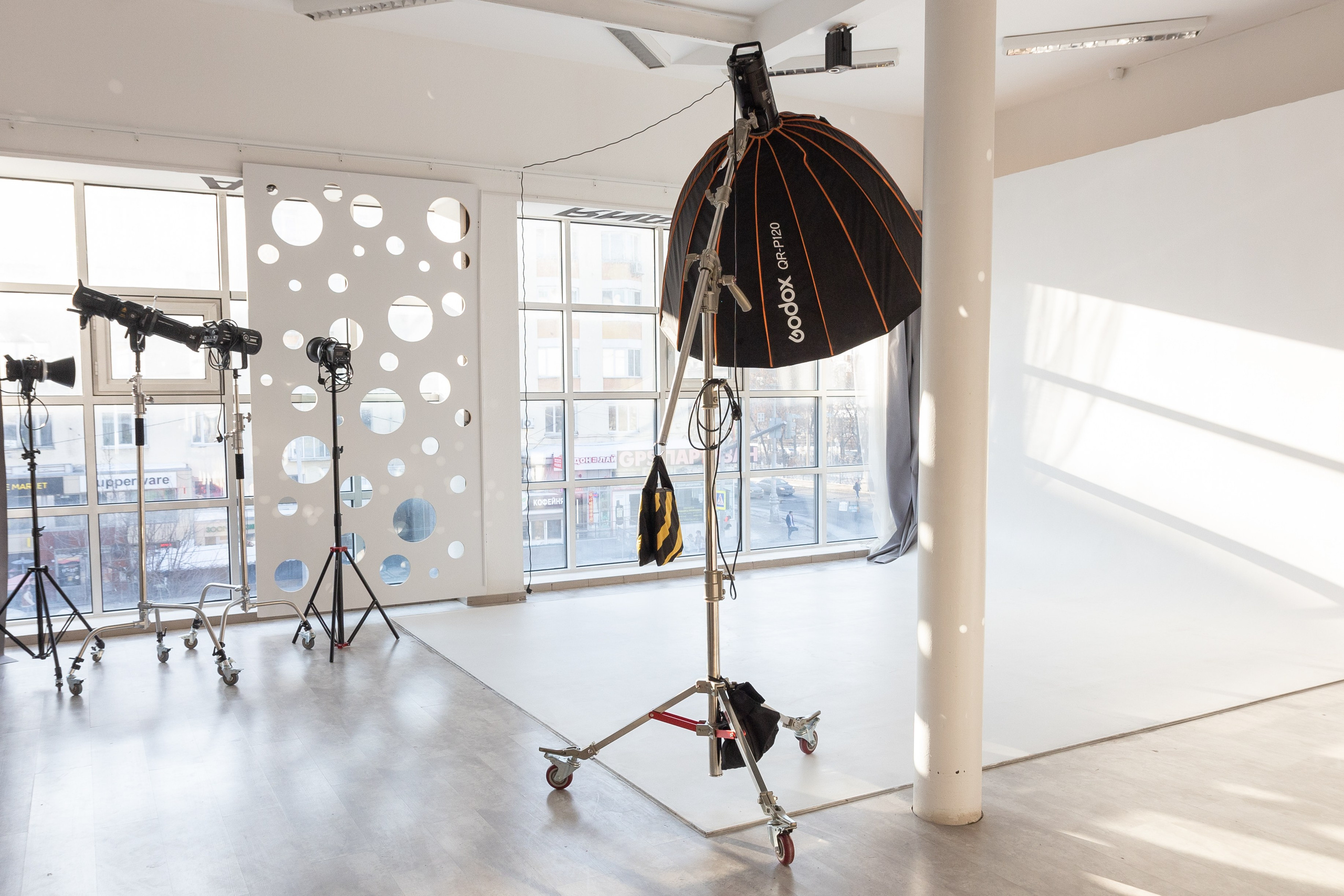 Современное оборудование в нашей студии и очень много реквизита. Фотостудия LUNA — аренда циклорамы и фотозон в Екатеринбурге