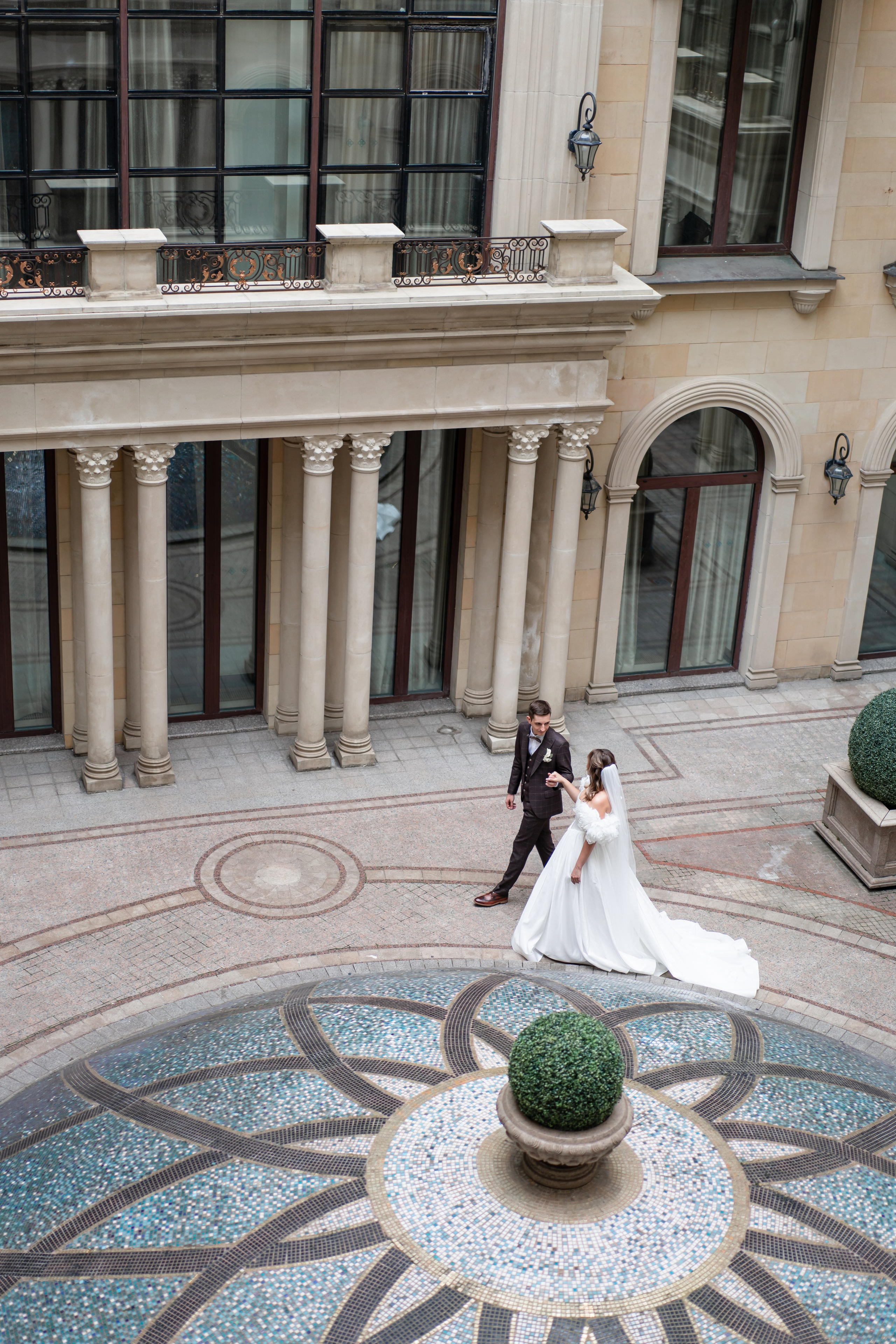 Свадебная фотосессия в отеле The St. Regis Moscow Nikolskaya. Свадебный фотограф Вера Климова