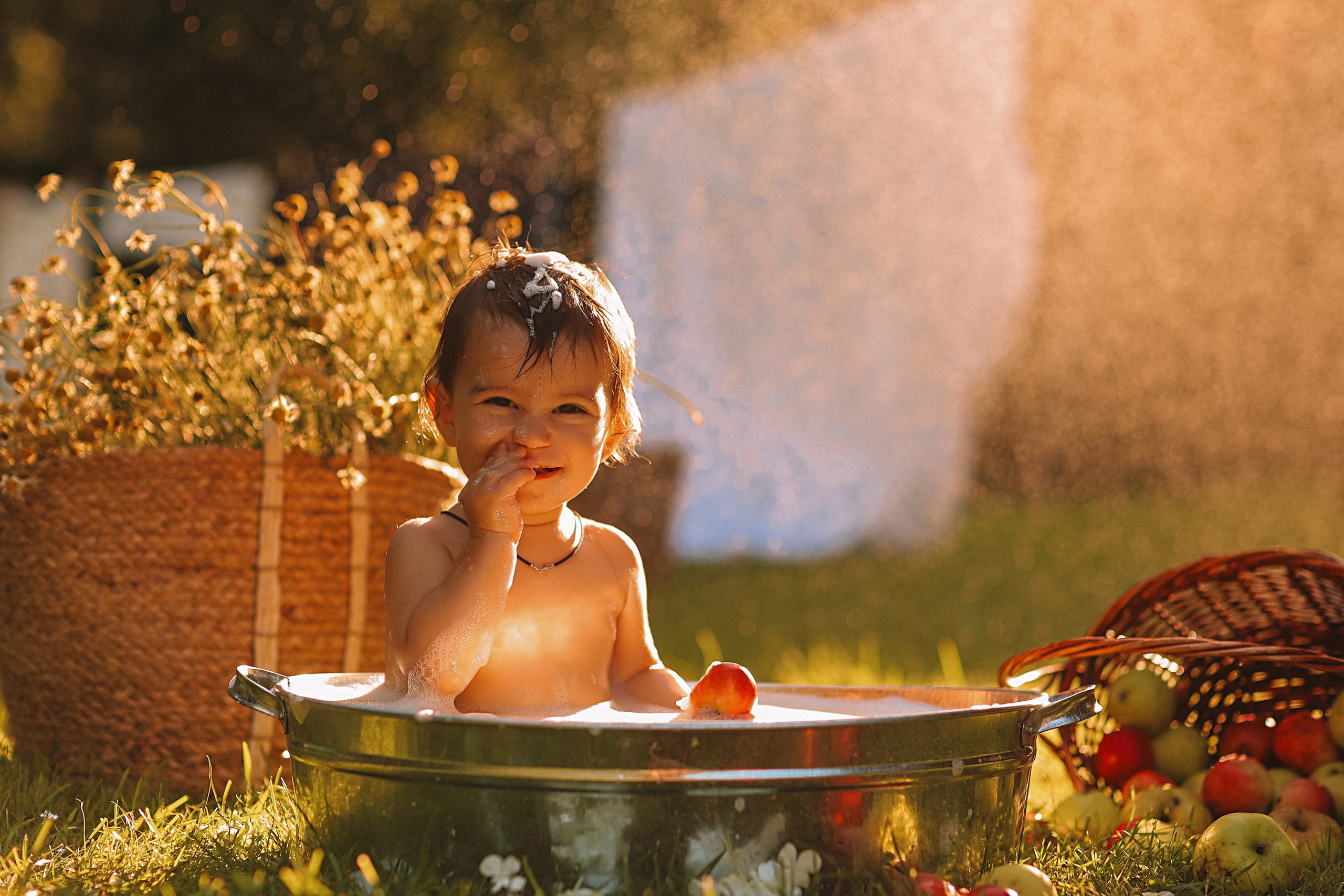 Стирка у дома. Семейный фотограф Тюмень, фотограф на роды Салмина Мария