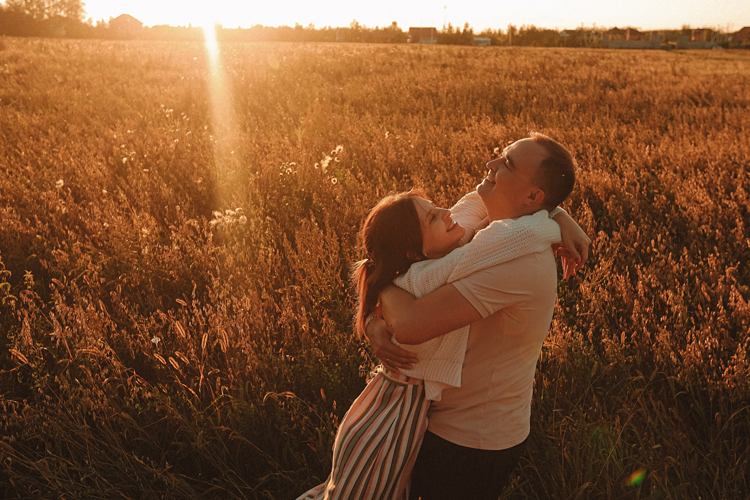 Поле love story на закате. Семейный фотограф Тюмень, фотограф на роды Салмина Мария
