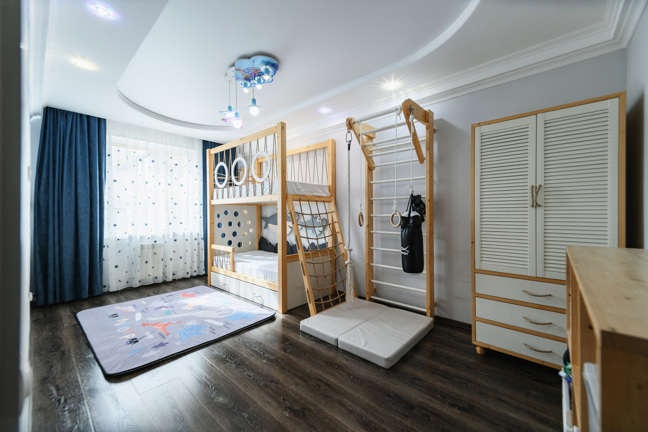 Фотосъемка интерьера квартиры в Петропавловске-Камчатском. Профессиональная съемка дизайна интерьера в Петропавловске-Камчатском. Интерьерная фотосъемка квартиры с видом на Авачинскую бухту. Создание уютного и стильного каталога изображений жилого пространства. Стоимость услуг по фотосъемке интерьера в Петропавловске-Камчатском.