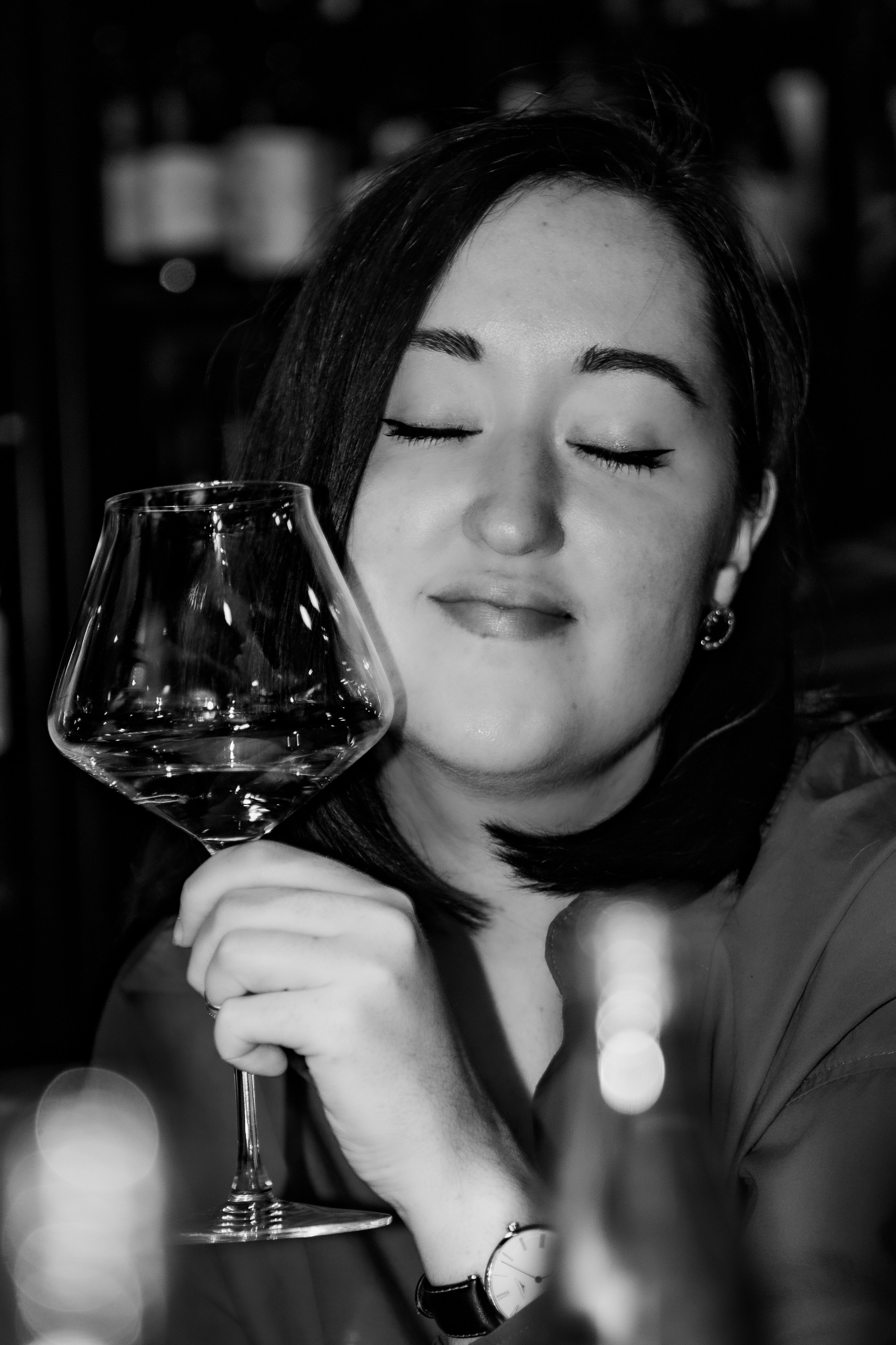 Девушка и бокал