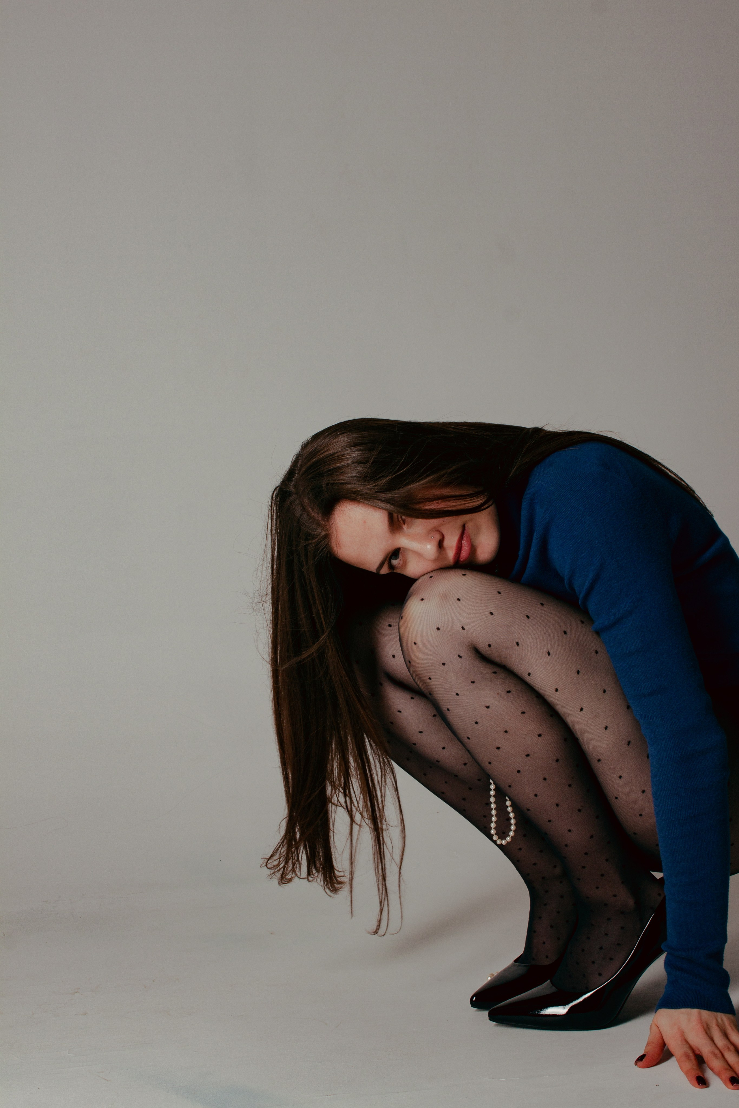 Стильная томная фотосессия в студии в зеленых цветах в тренче. Фотограф Наталья Воронина Москва