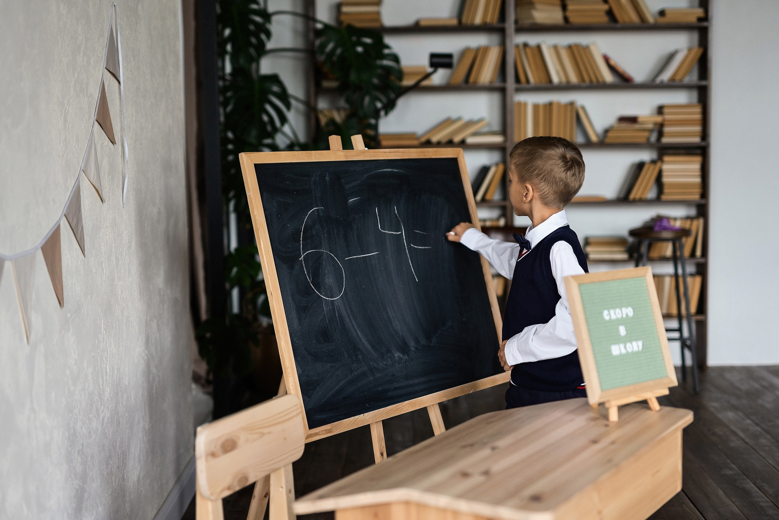 Фотосессия первоклассника перед школой на 1 сентября в Красноярске. 📸 Свадебный и семейный фотограф в Красноярске Тихомиров Евгений | 17 лет опыта | 800+ свадеб